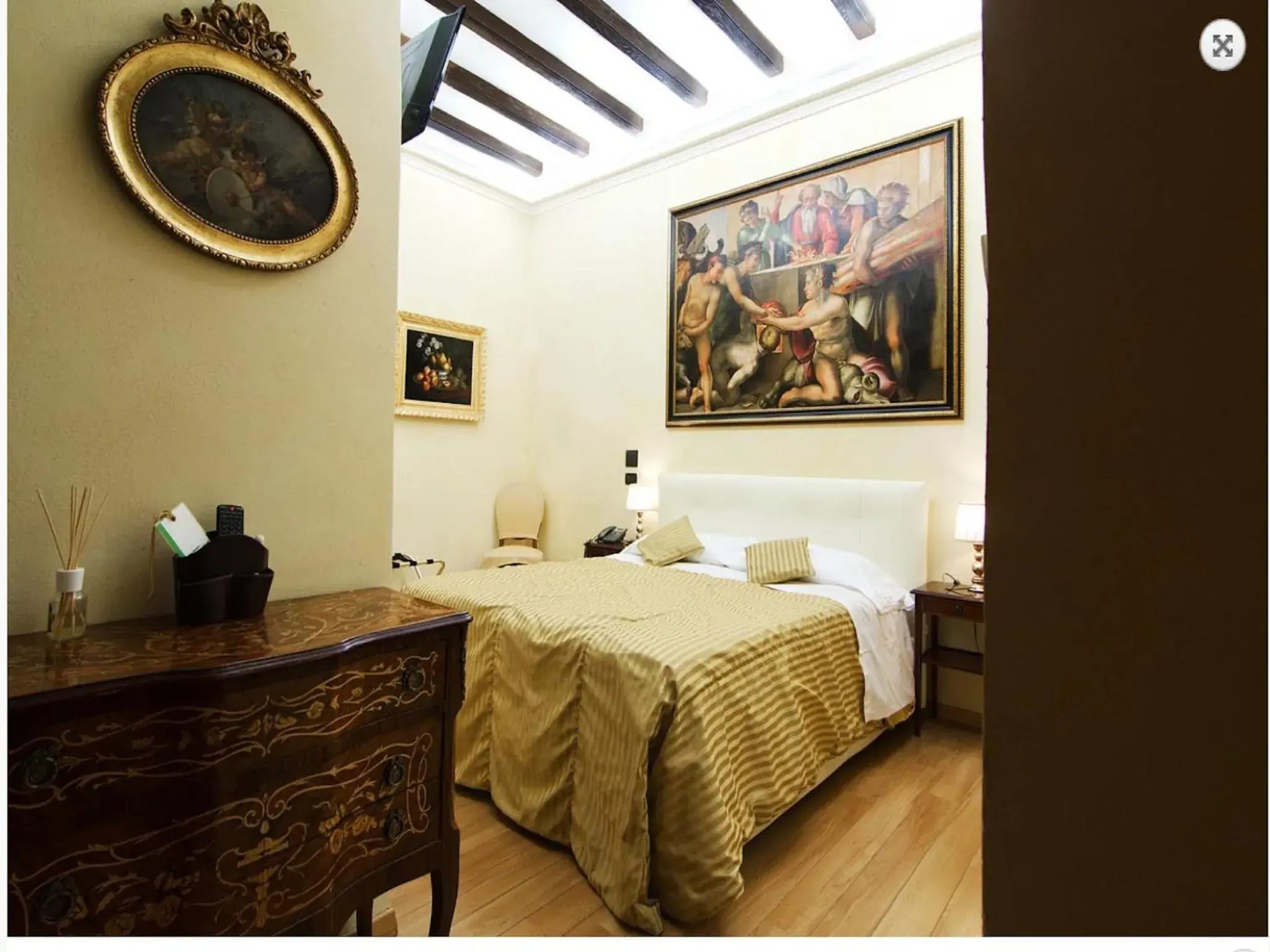Photo of the whole room, Bed in Cenci Bed & Breakfast Fontana di Trevi