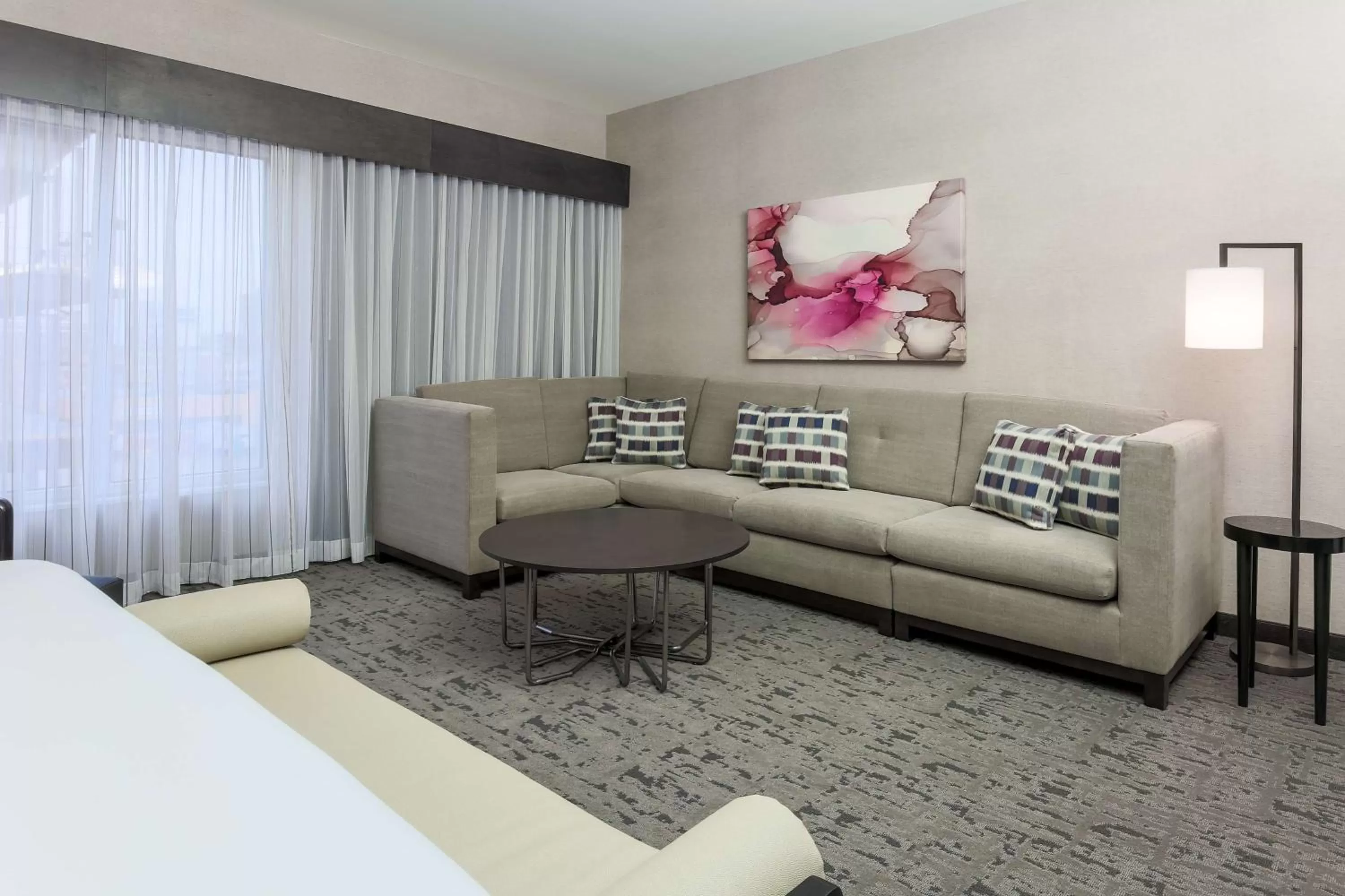 Living room, Bed in DoubleTree by Hilton Evansville