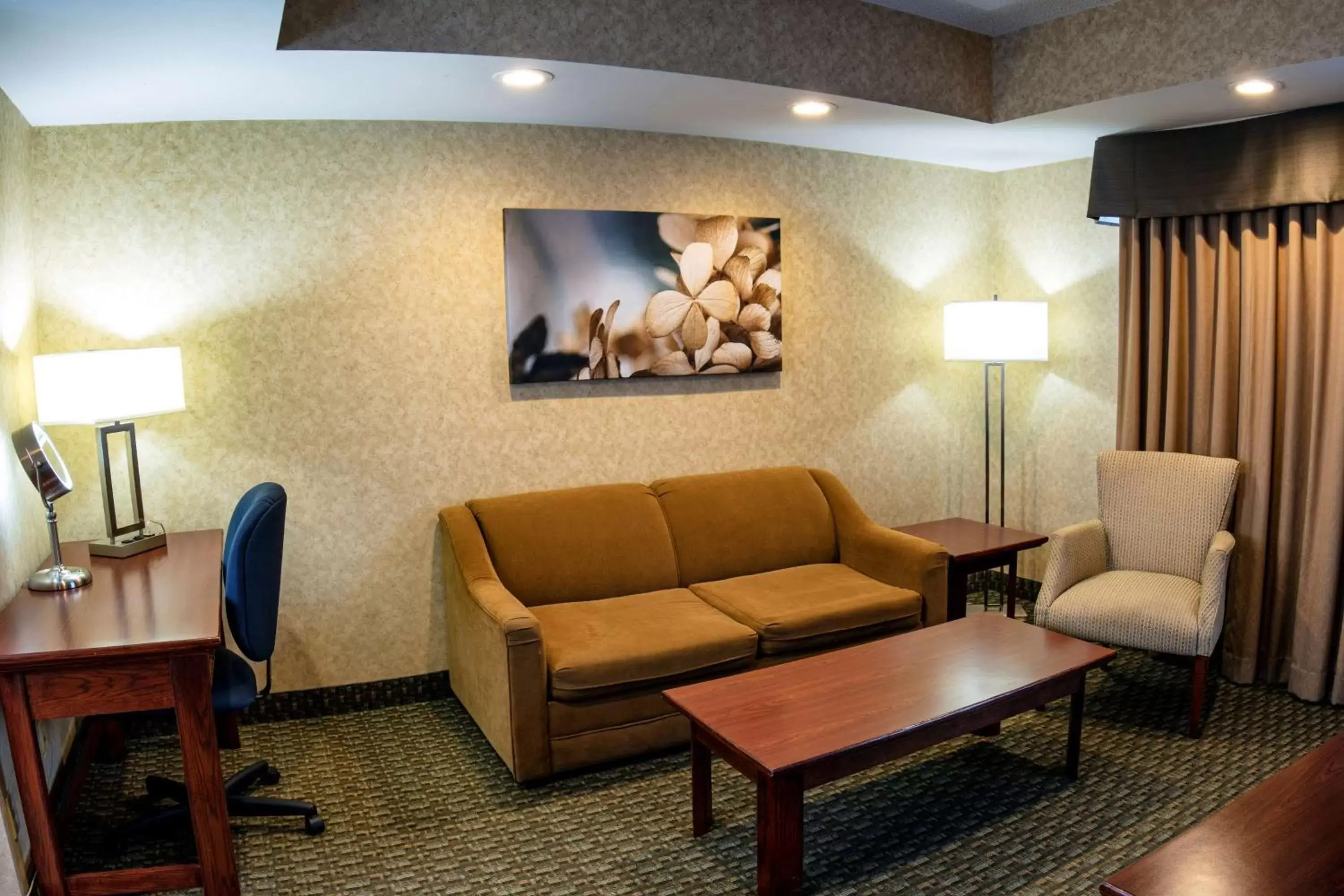 Photo of the whole room, Seating Area in Best Western Voyageur Place Hotel