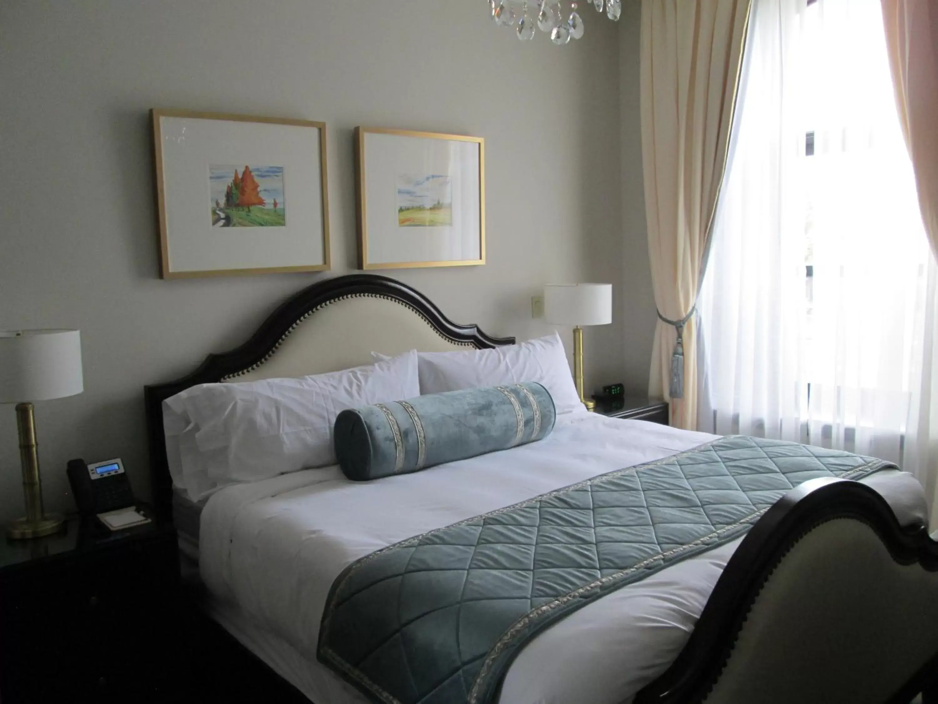 Bed in Sydney Boutique Inn & Suites