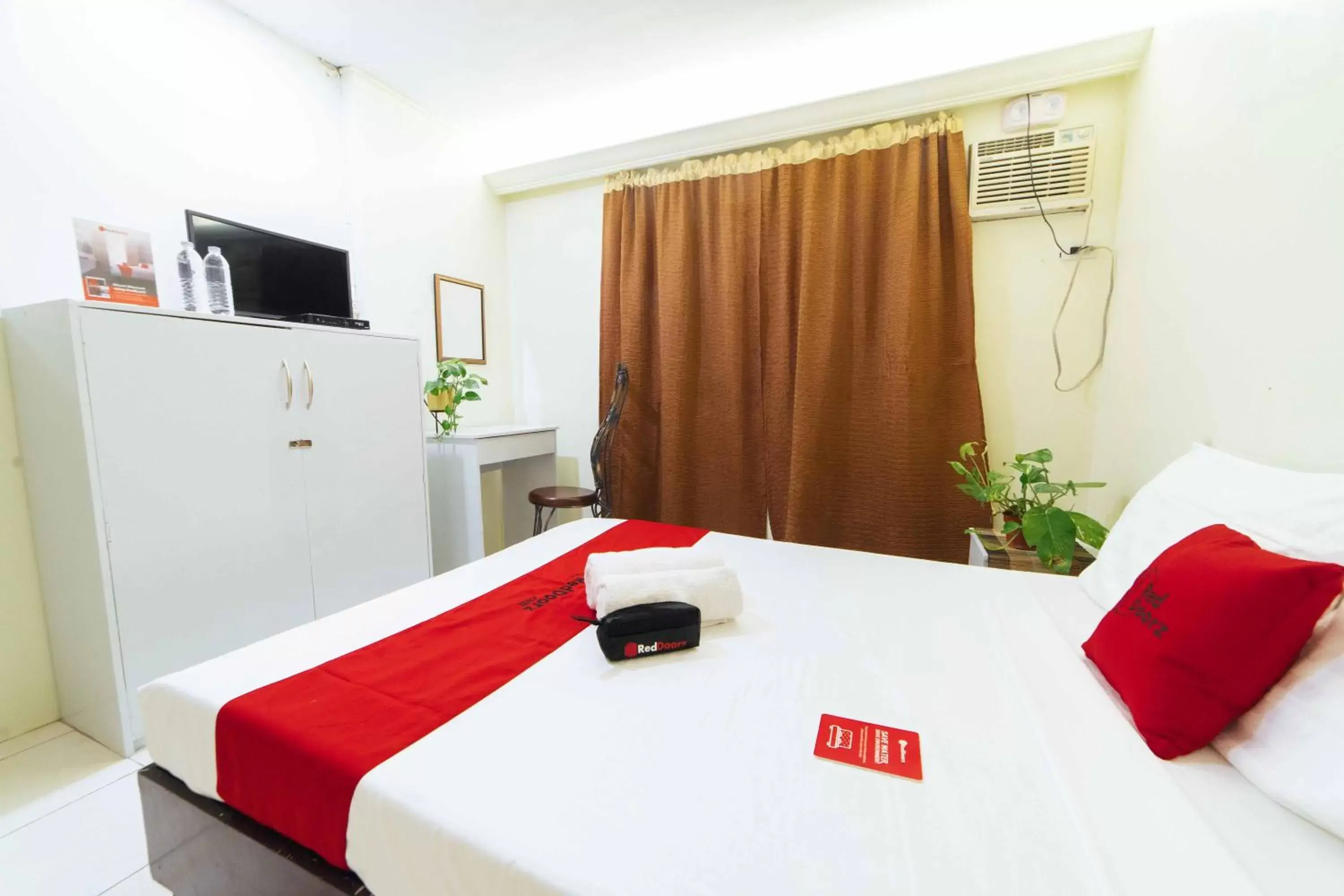 Bedroom, Bed in RedDoorz @ Ledesco Avenue Lapaz Iloilo Bedroom, Bed in RedDoorz @ Ledesco Avenue Lapaz Iloilo