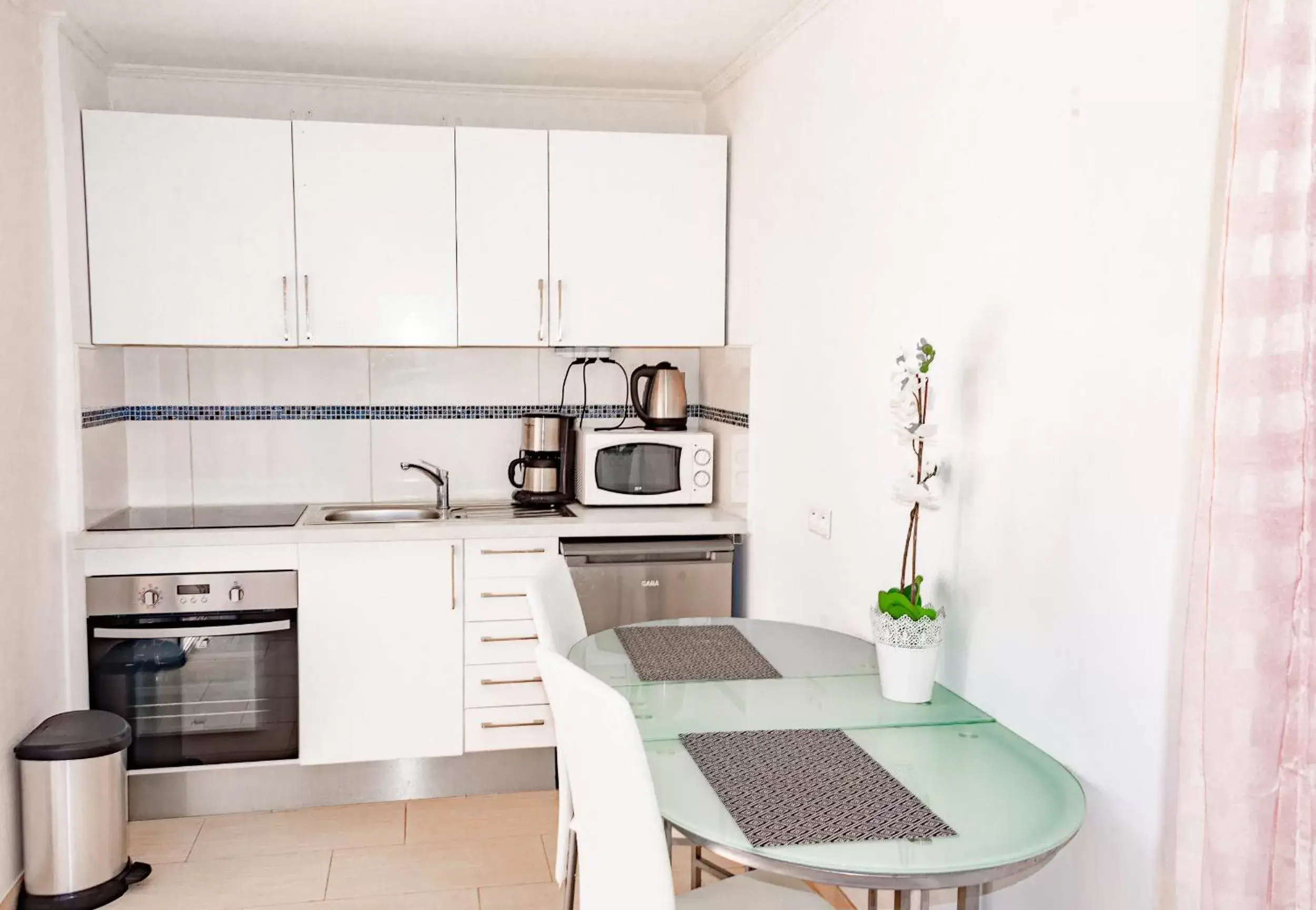 Kitchen/Kitchenette in Hotel et Appartements Reine D'Azur