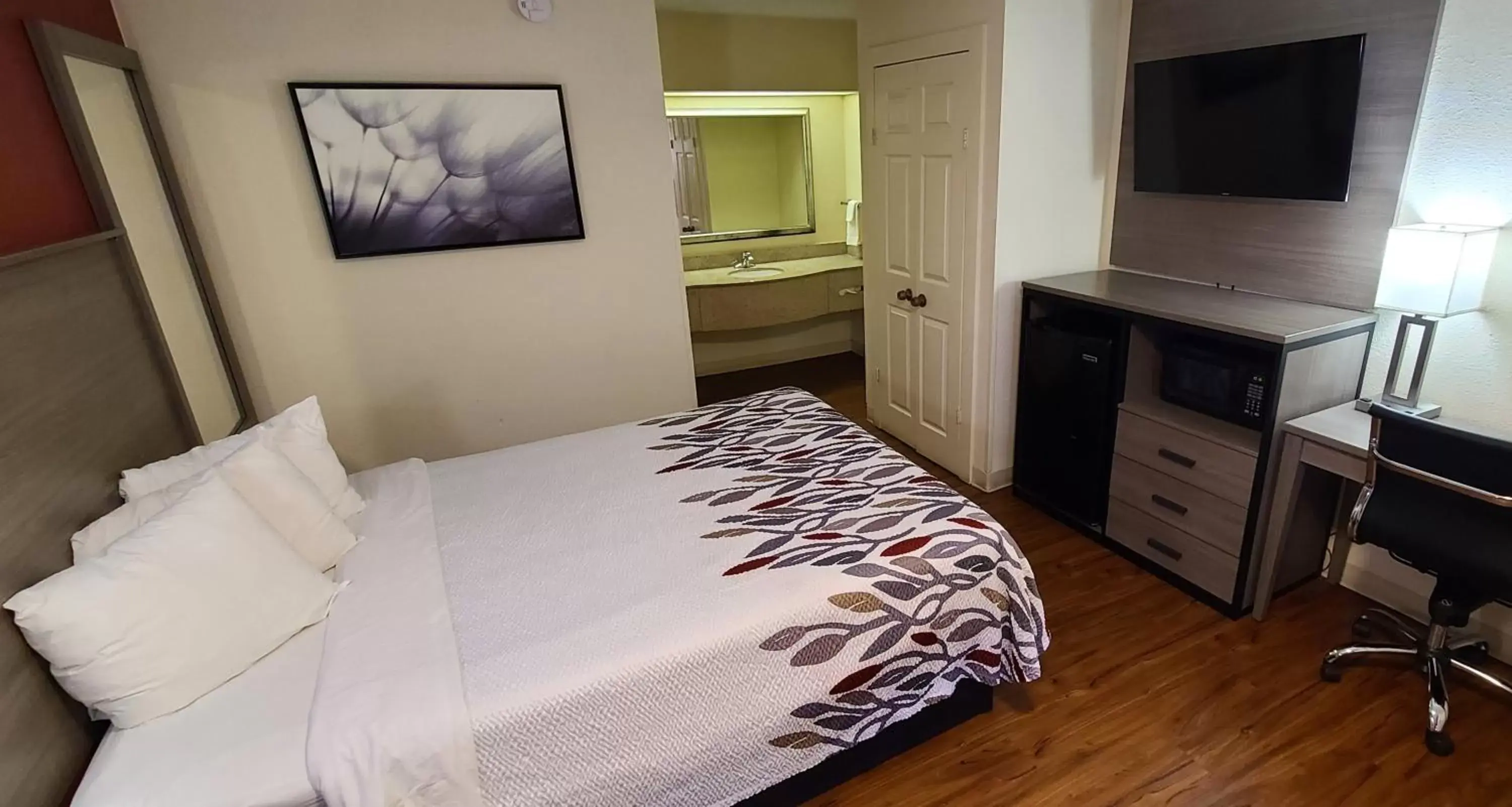 Deluxe Queen Room Non-Smoking in Red Roof Inn & Suites Cornelius - Lake Norman Deluxe Queen Room Non-Smoking in Red Roof Inn & Suites Cornelius - Lake Norman