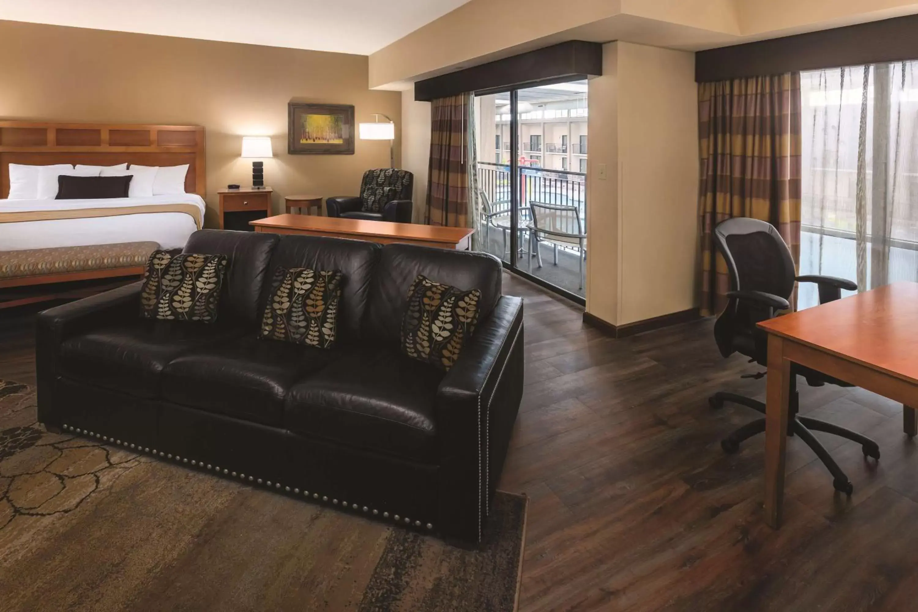 Photo of the whole room, Seating Area in Best Western Plus Bloomington Hotel
