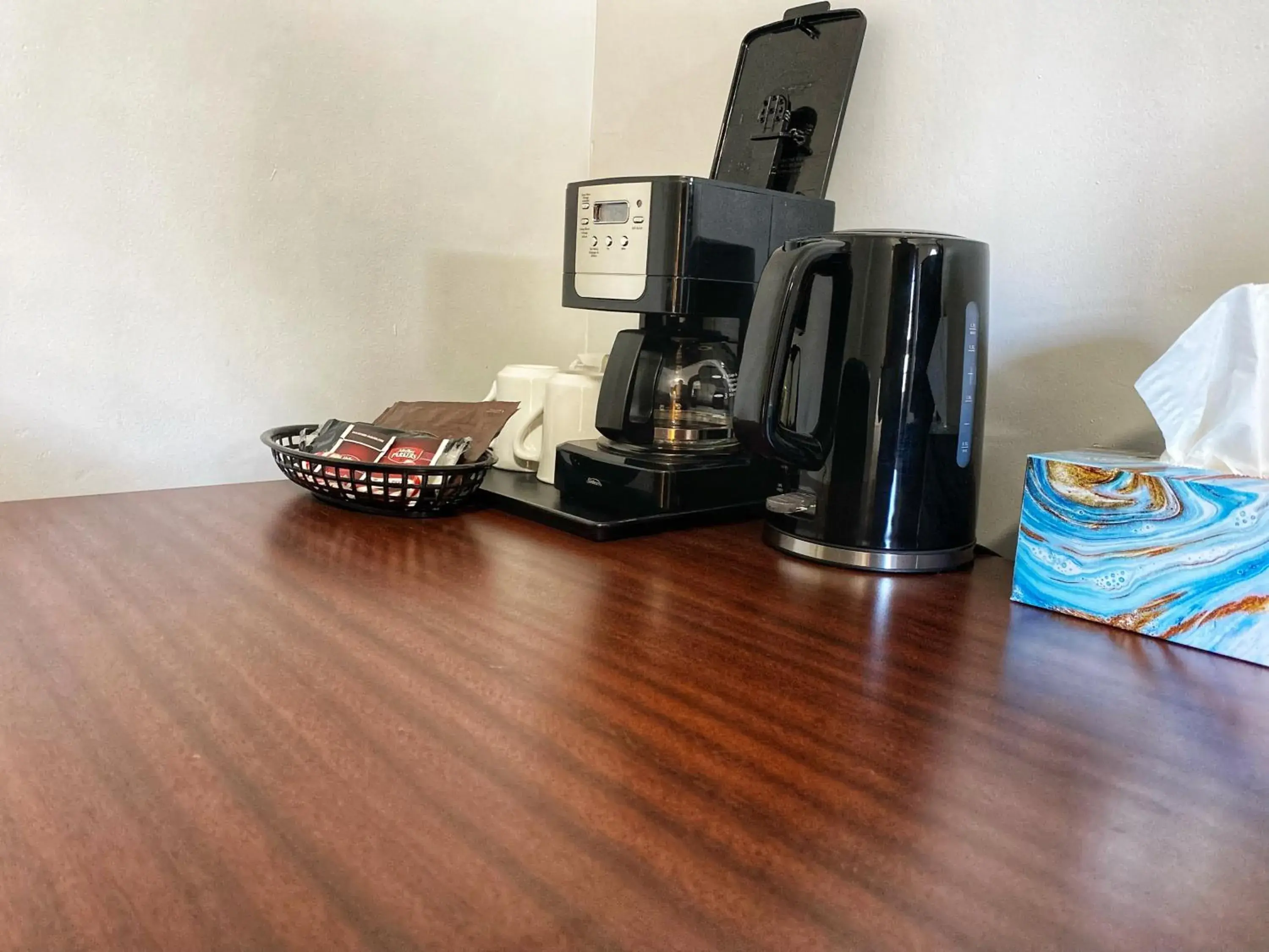 Coffee/tea facilities in North Bay Inn