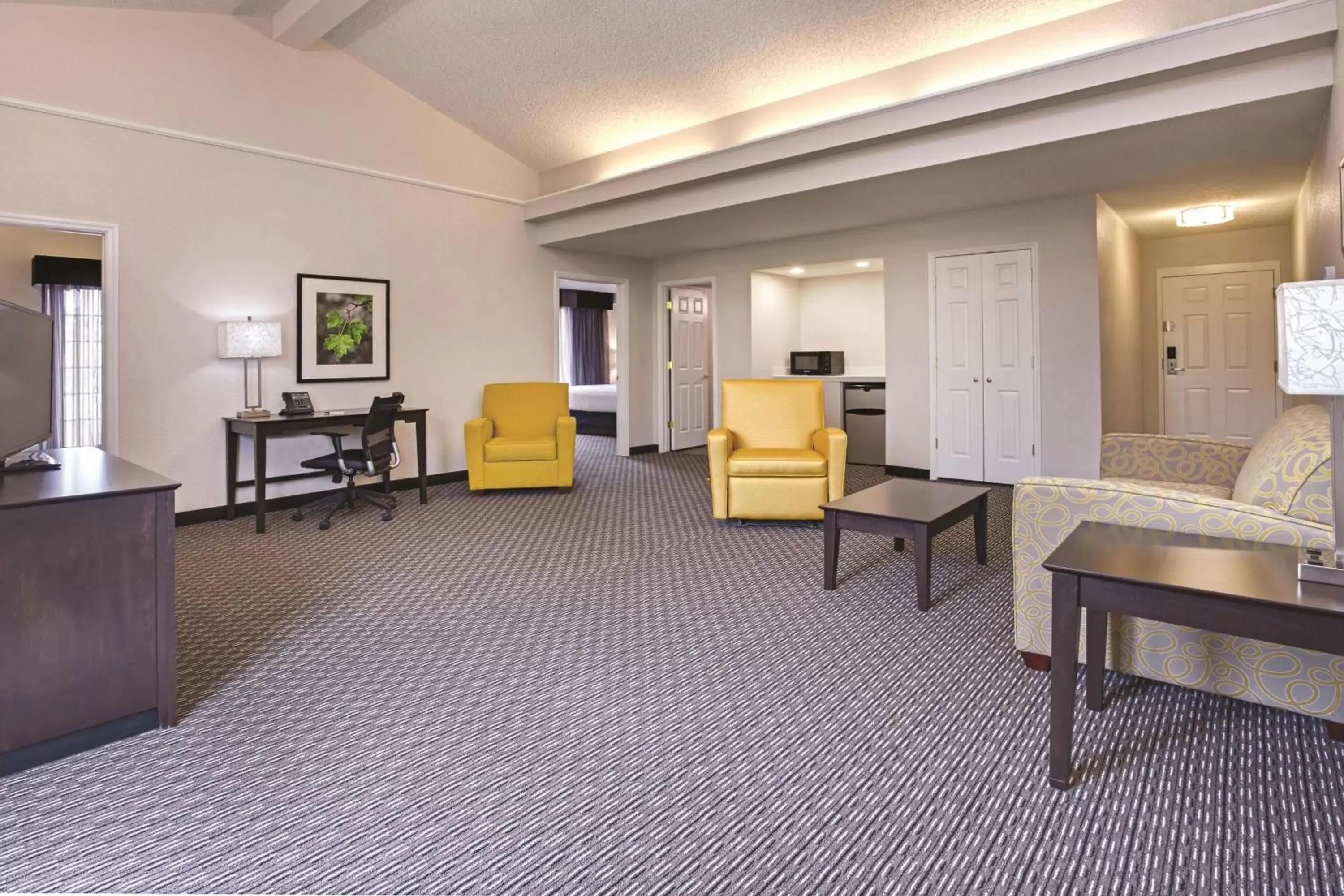 Photo of the whole room, Seating Area in Days Inn by Wyndham Gainesville Florida