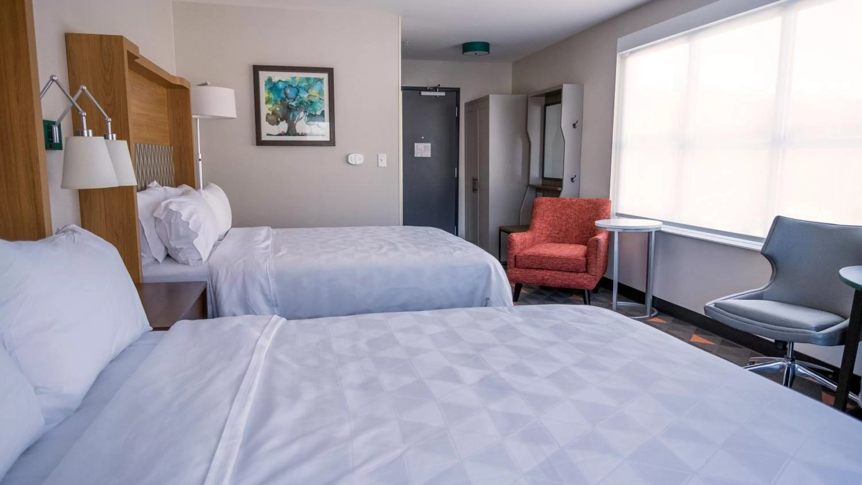 Photo of the whole room, Bed in Holiday Inn & Suites Philadelphia W - Drexel Hill by IHG