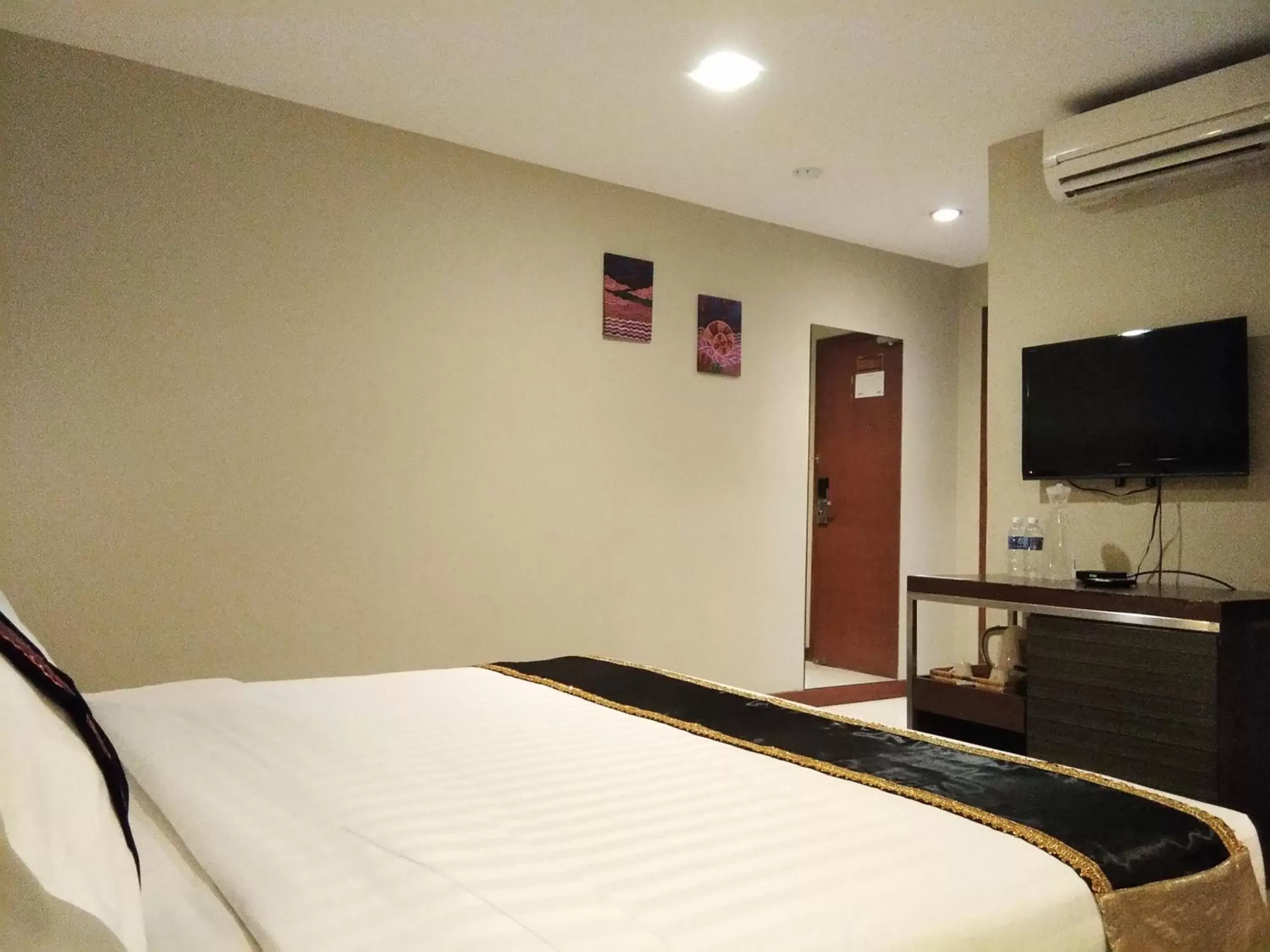 TV and multimedia, Bed in Kinabalu Daya Hotel