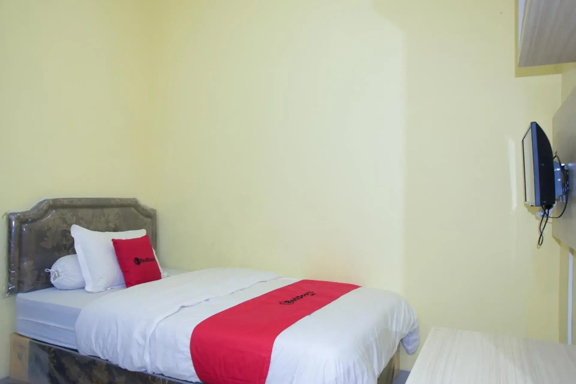 Bedroom, Bed in RedDoorz Syariah near Jogja City Mall 2