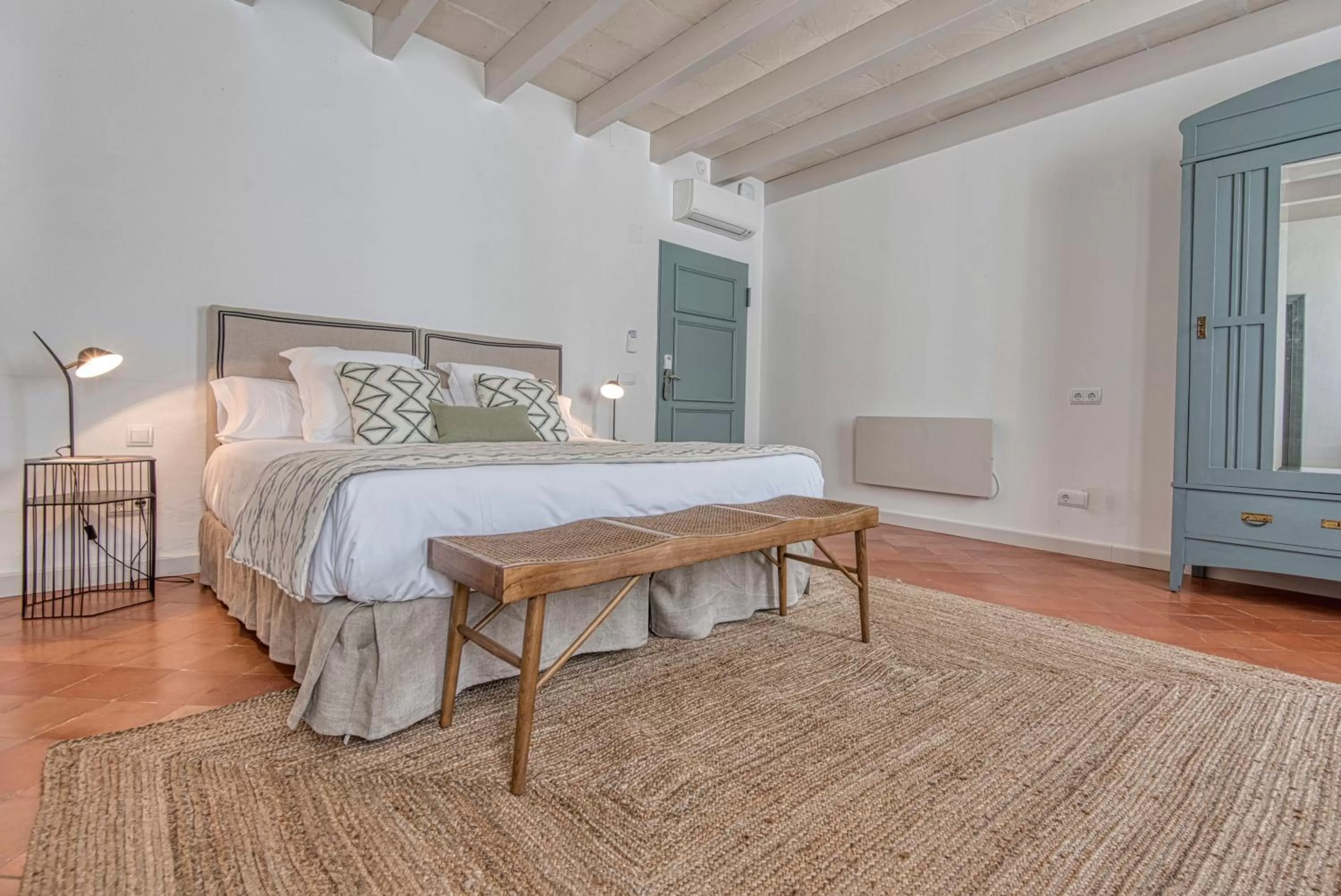 Photo of the whole room, Bed in Can Alberti 1740 Boutique Hotel
