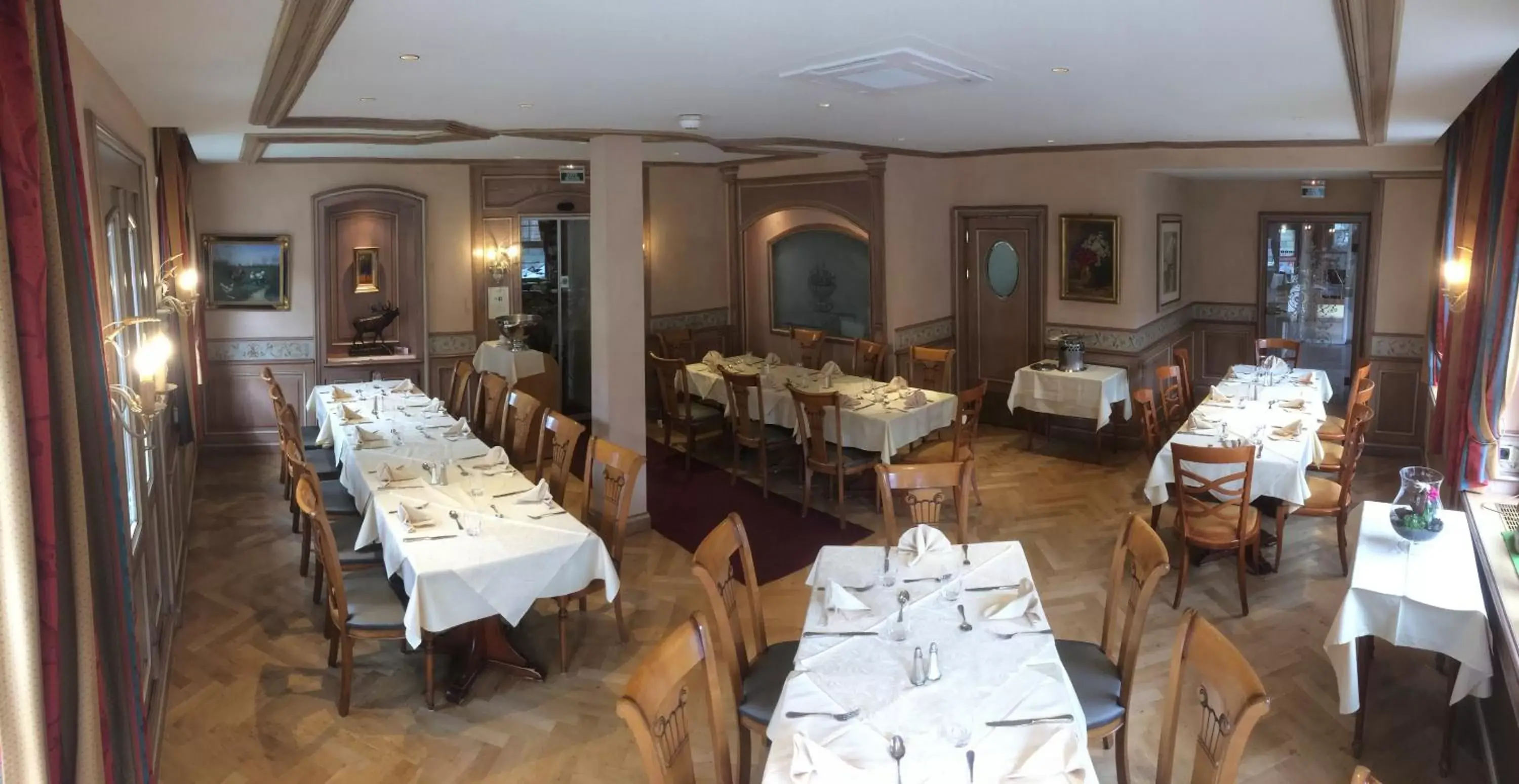 Property building, Restaurant/Places to Eat in Hotel Restaurant Au Cerf d'Or