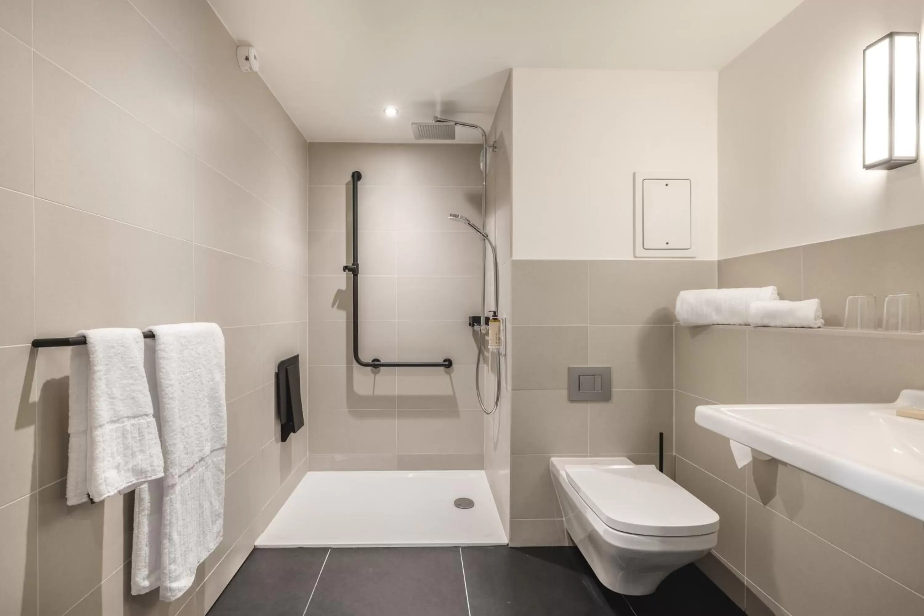 Facility for disabled guests, Bathroom in Mercure Bordeaux Gare Atlantic