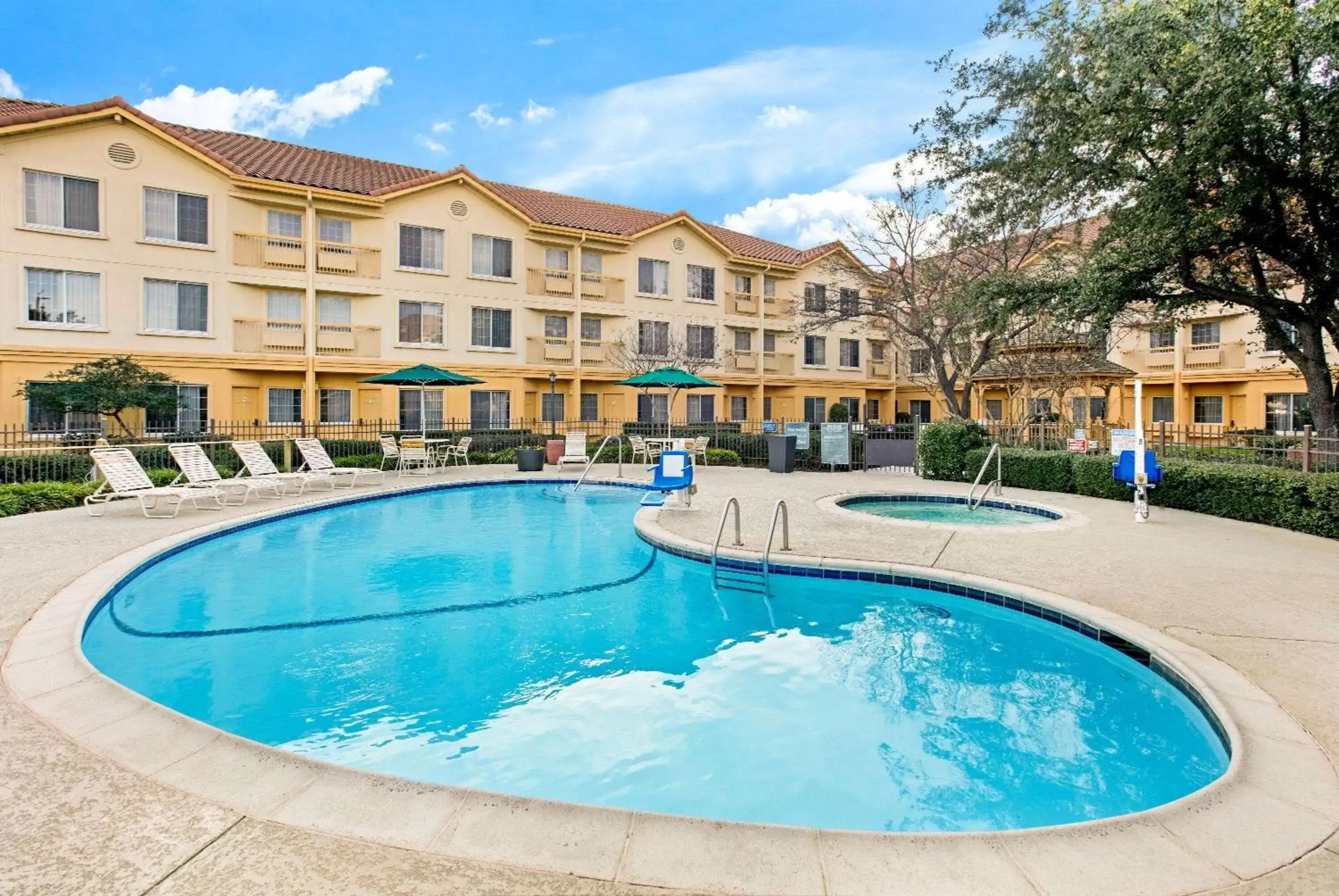 Pool view, Swimming Pool in La Quinta by Wyndham Dallas DFW Airport North