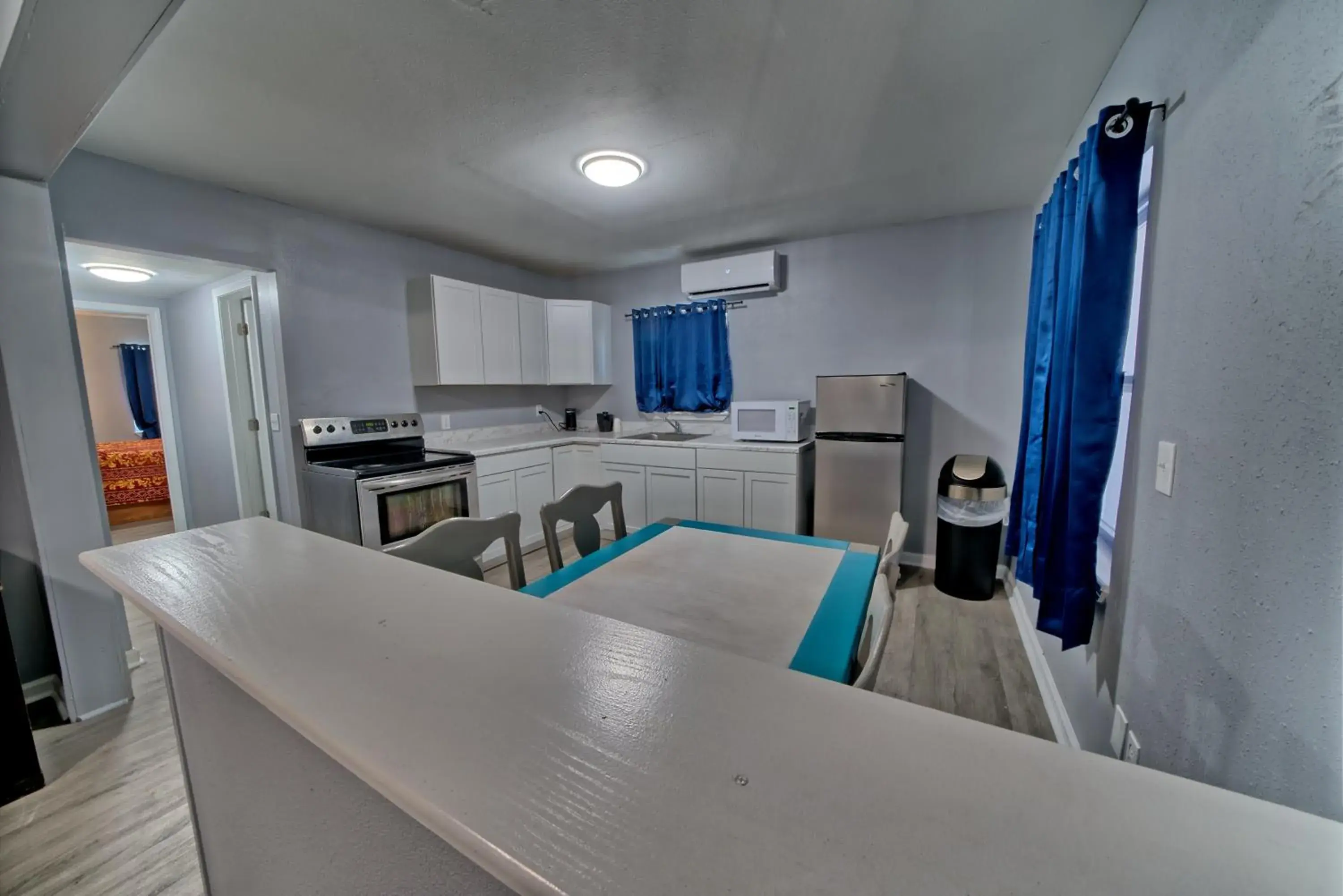 Kitchen or kitchenette, Dining Area in Aqua View Motel