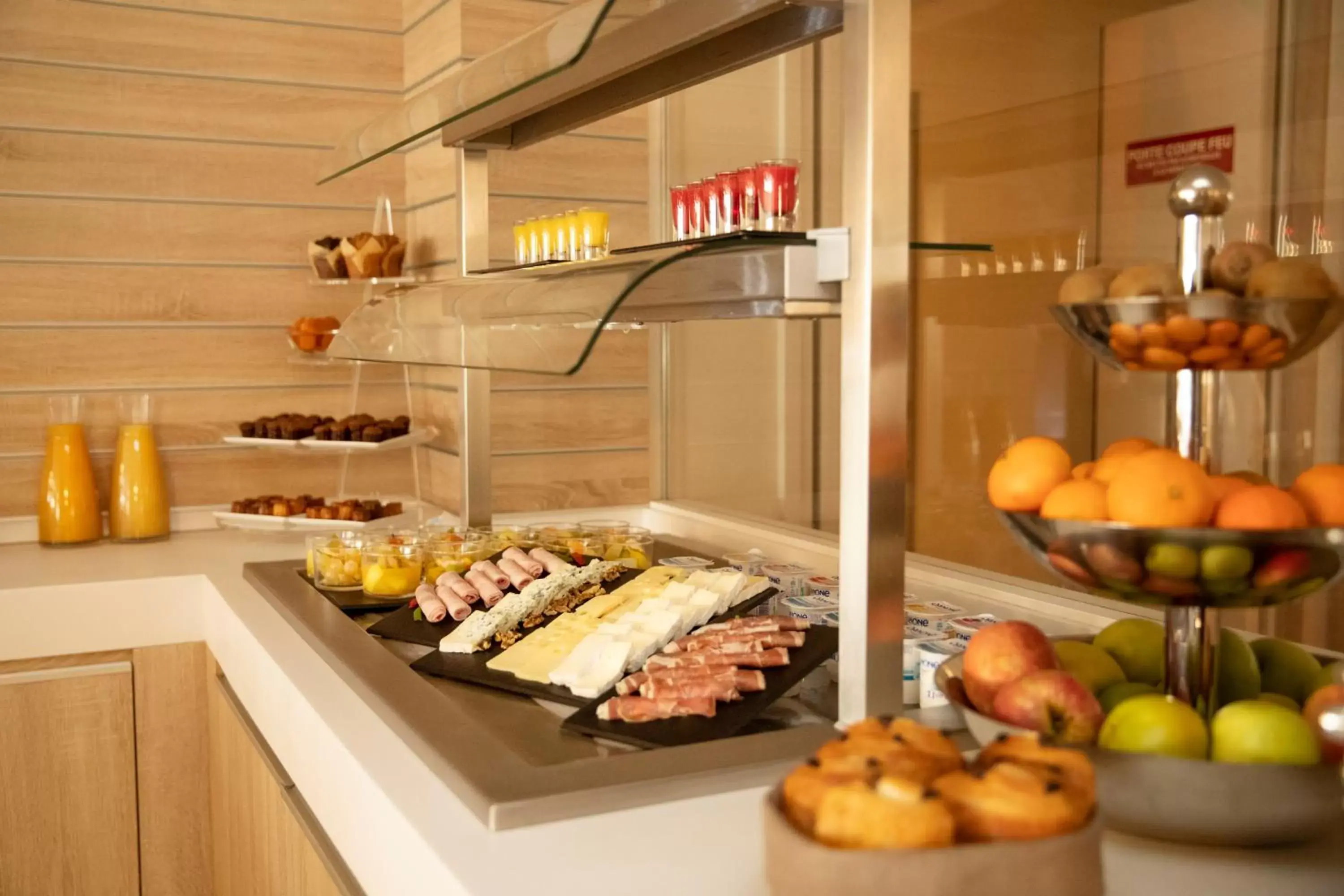 Continental breakfast, Food in Hôtel Le B d'Arcachon by Inwood Hotels