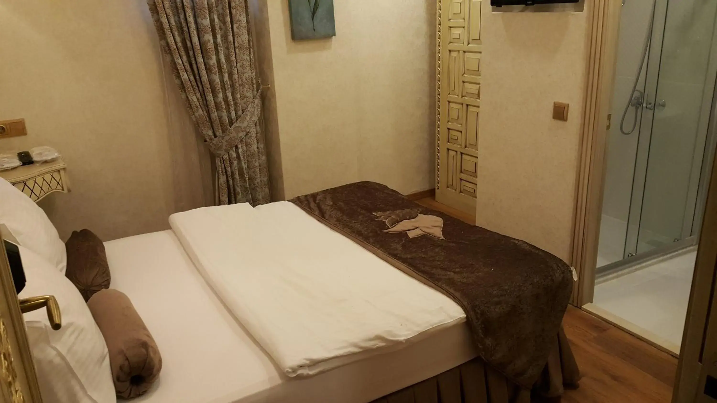 Photo of the whole room, Bed in Kaftan Hotel