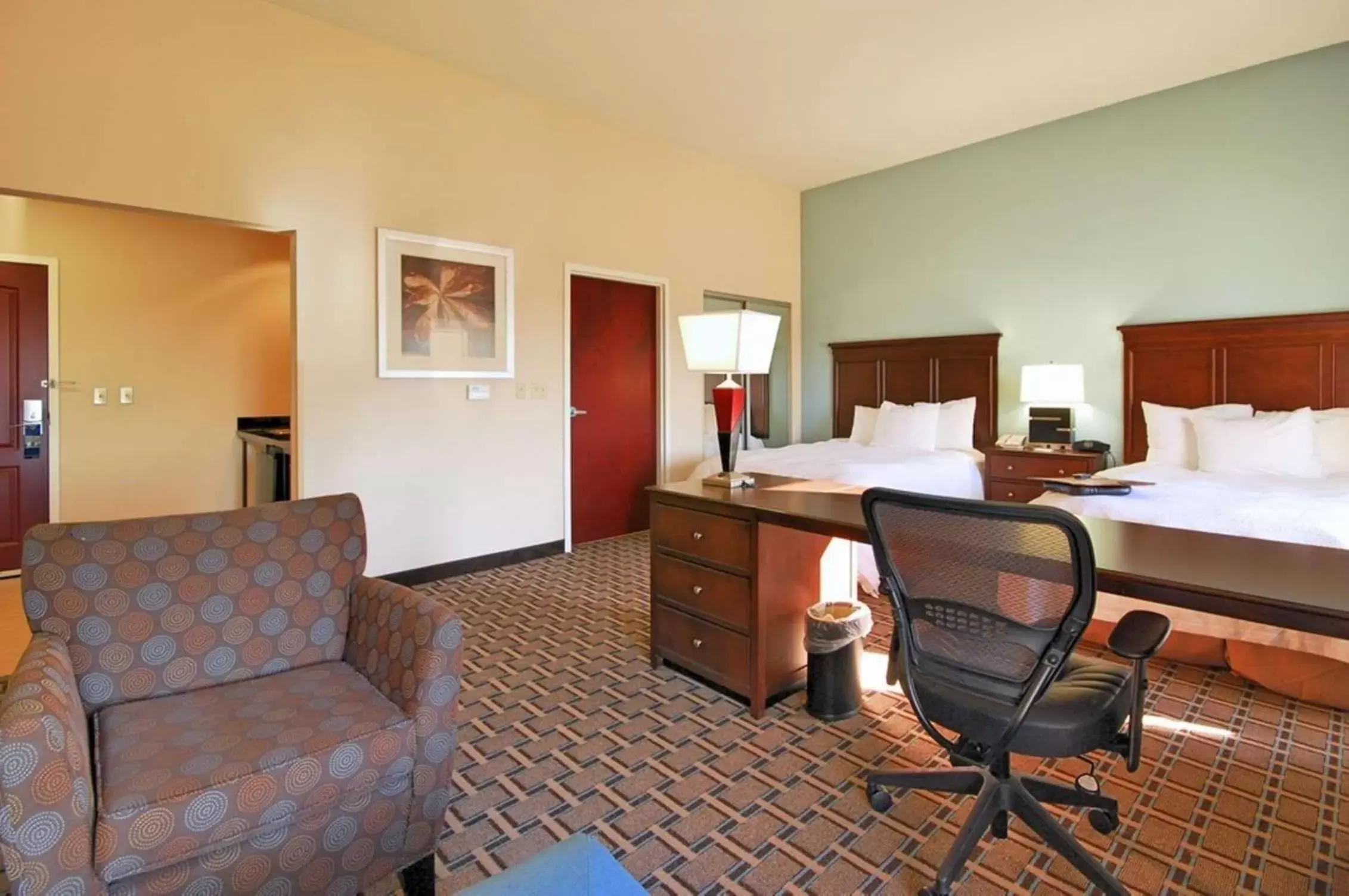 Bed, Seating Area in Hampton Inn By Hilton And Suites New Iberia