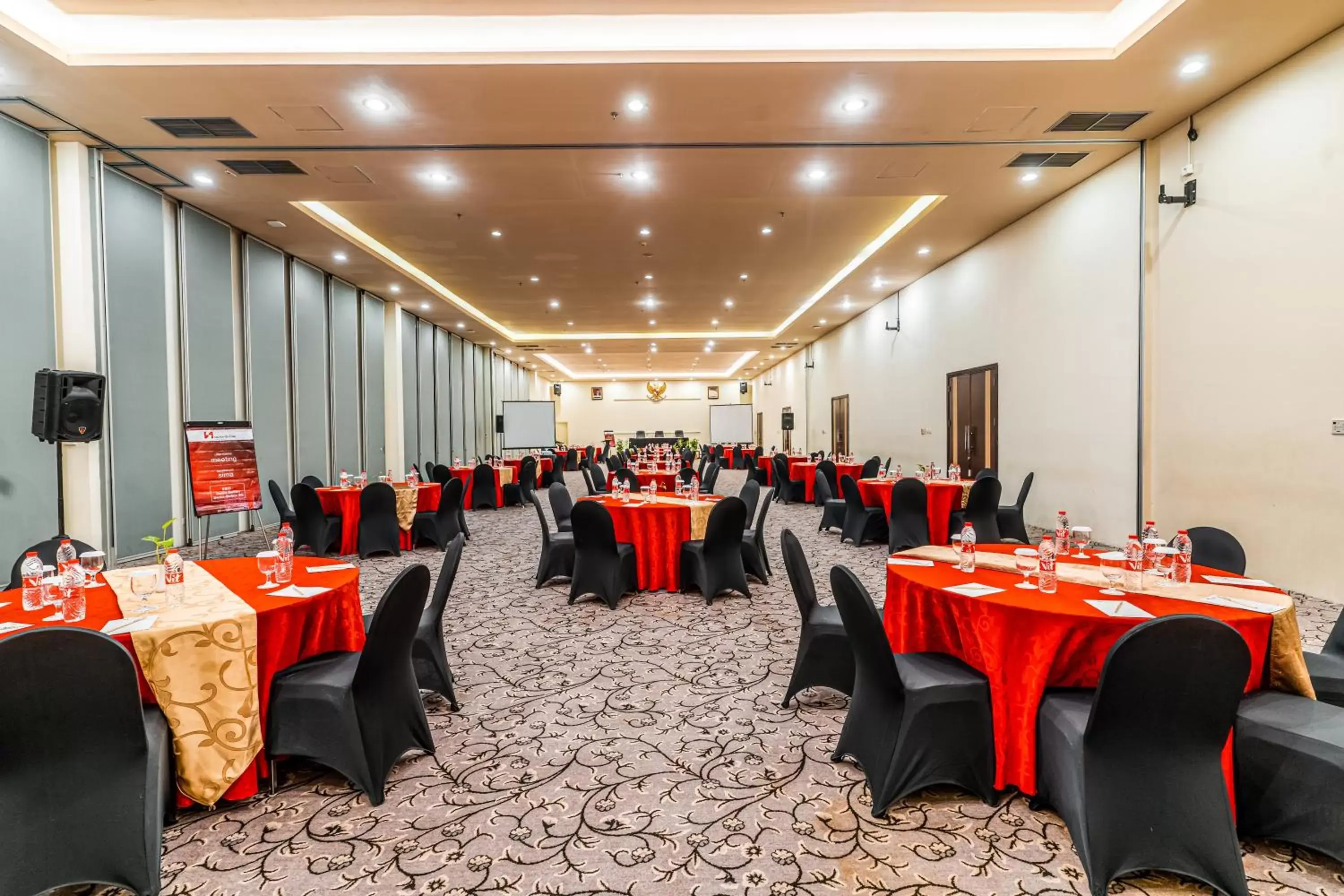 Meeting/conference room, Restaurant/Places to Eat in Swiss-Belinn Malang