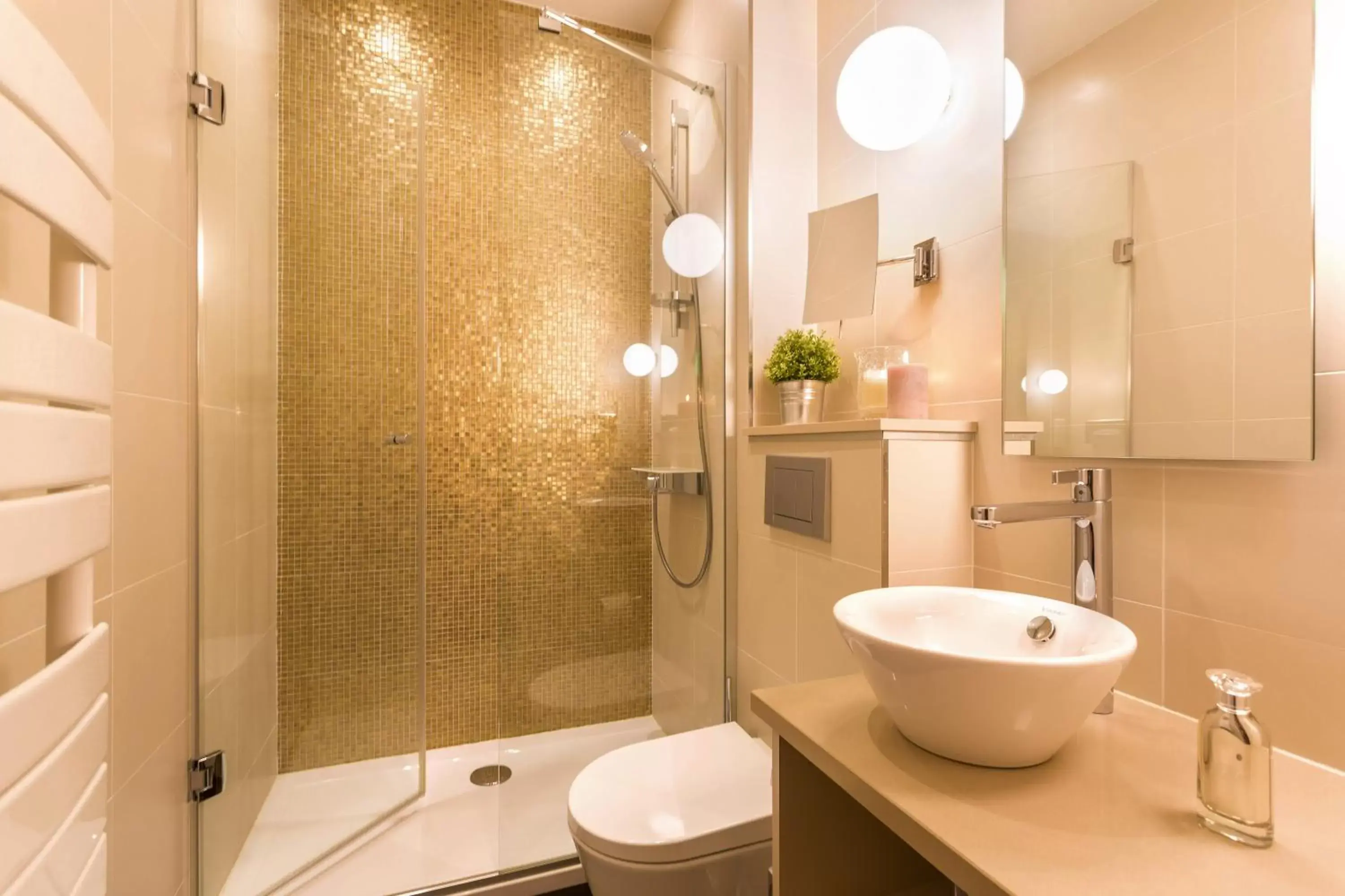 Shower, Bathroom in Hotel Yllen Eiffel