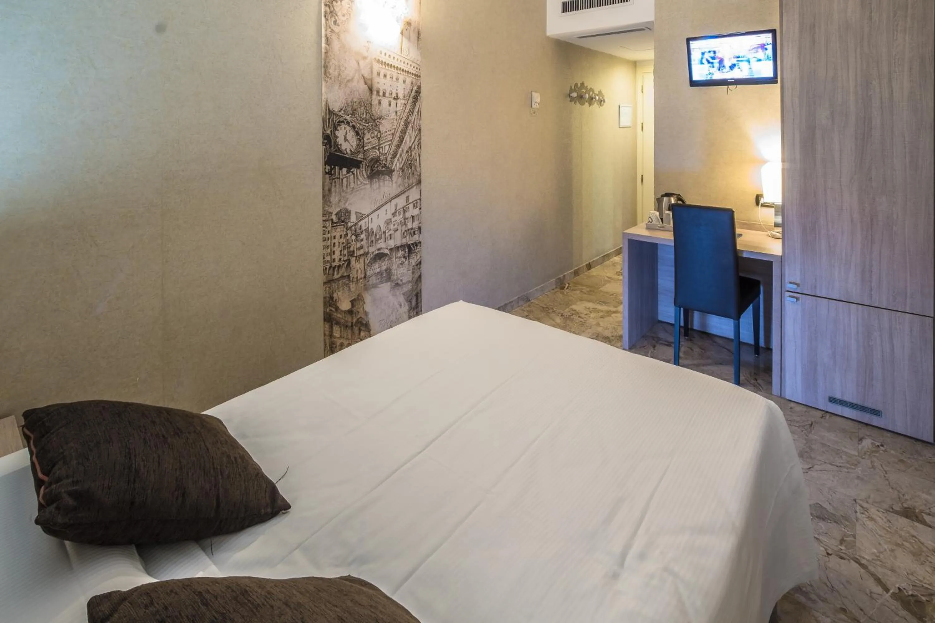 Photo of the whole room, Bed in Canova Hotel