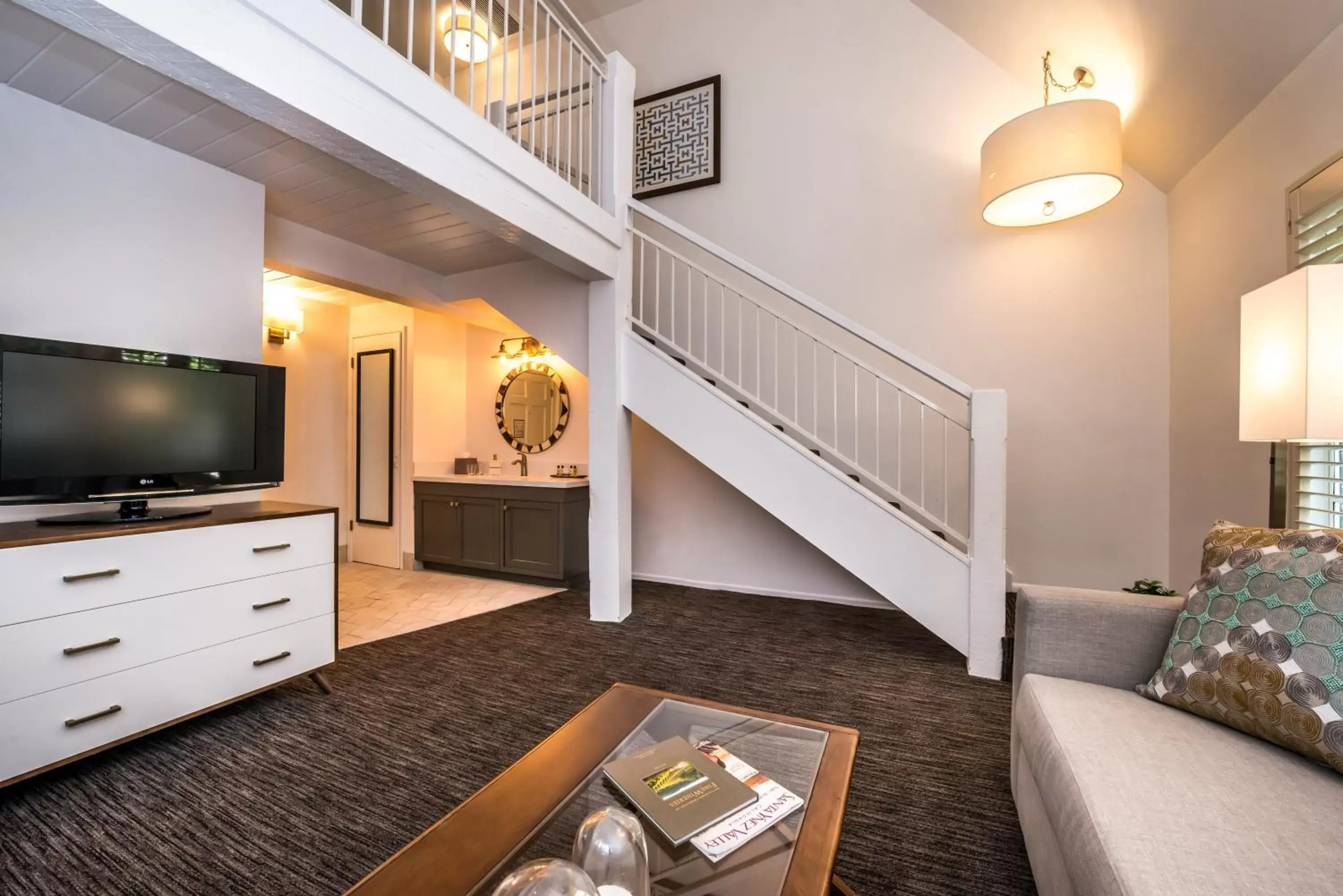 Seating area, TV/Entertainment Center in Wine Valley Inn