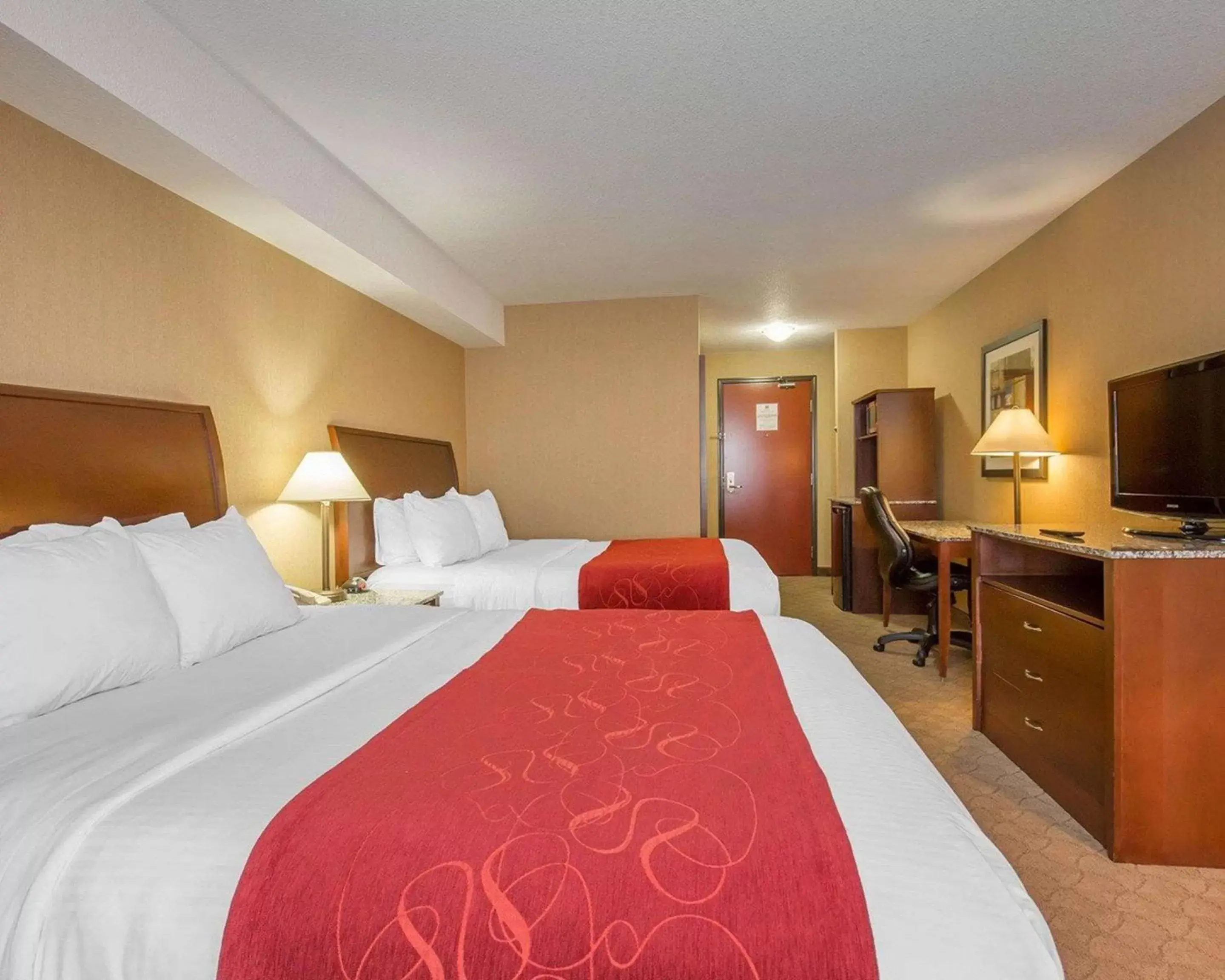 Photo of the whole room, Bed in Comfort Inn & Suites Airdrie