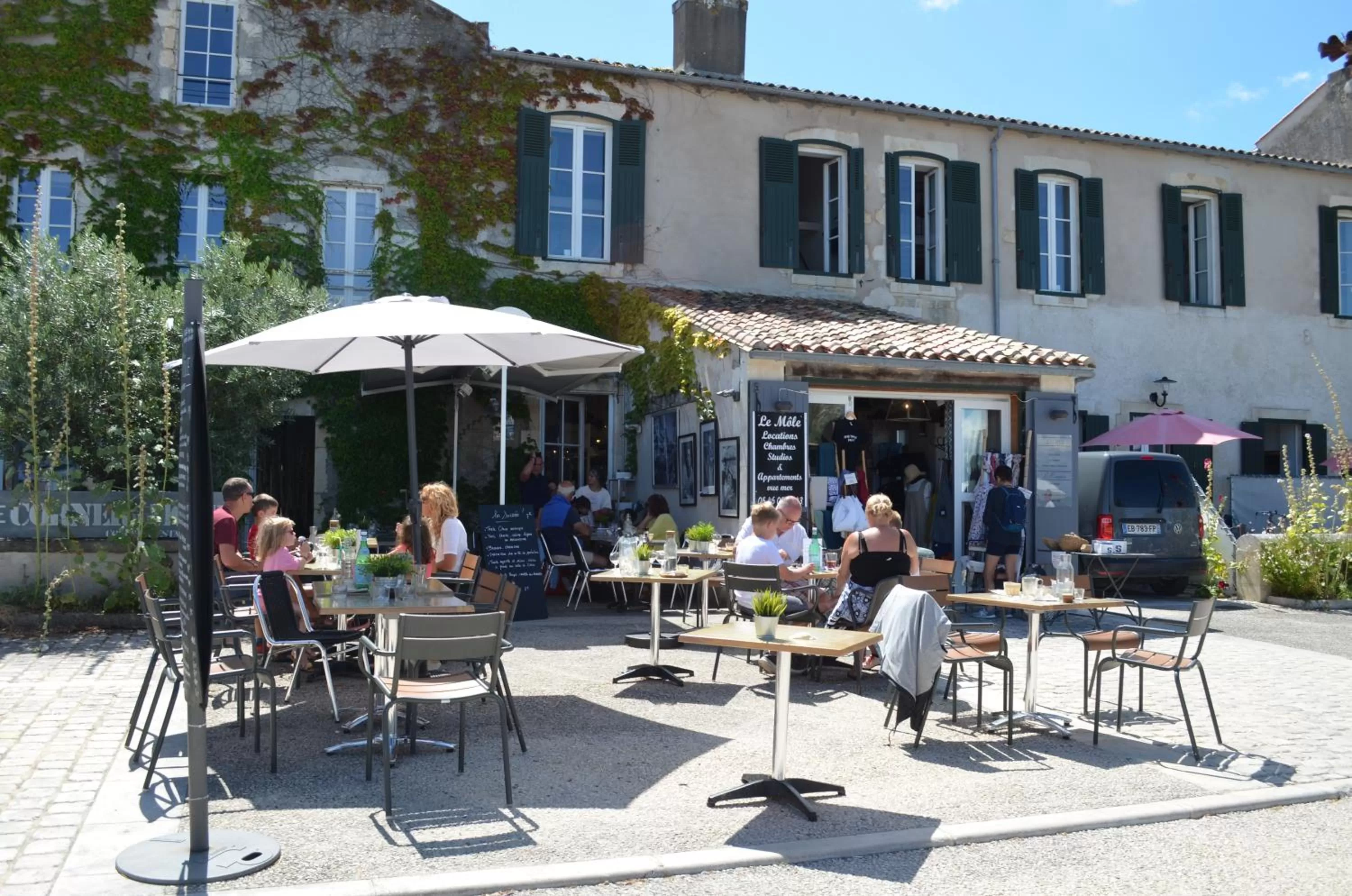 Restaurant/Places to Eat in Le Mole (Appartements et Chambres)