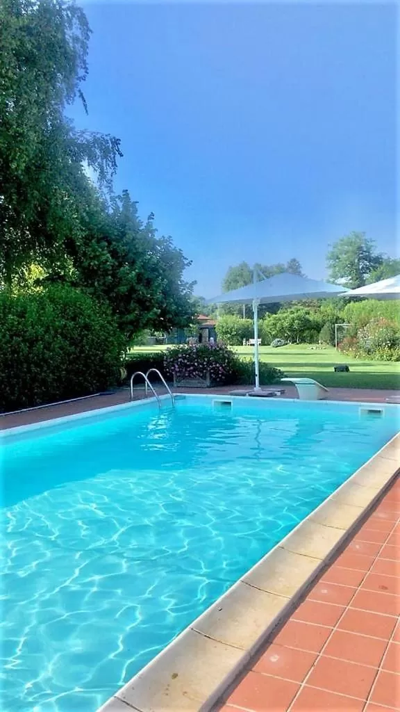 Swimming pool in La Pergola B&B