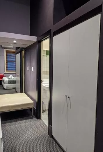 Bathroom, Bed in Tolarno Hotel