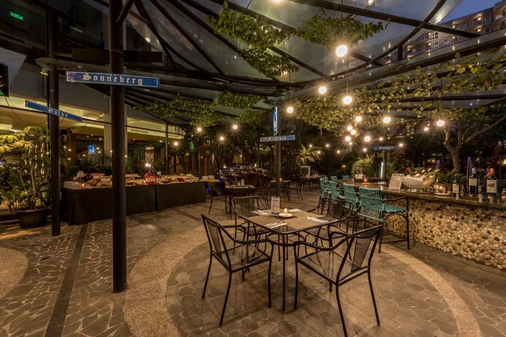 Lounge or bar, Restaurant/Places to Eat in Holiday Inn Cikarang Jababeka, an IHG Hotel