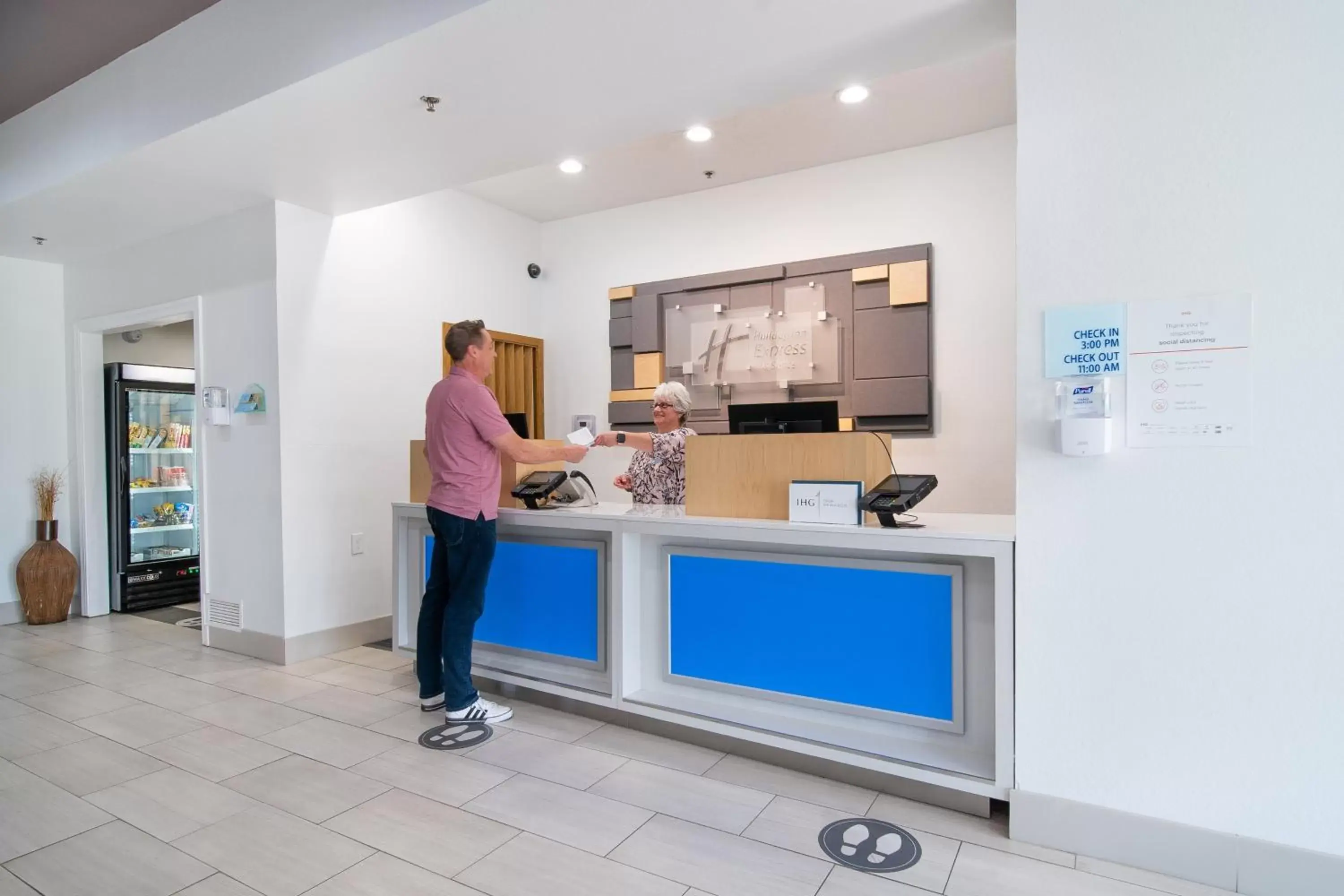 Lobby or reception in Holiday Inn Express Hotel & Suites Bedford, an IHG Hotel