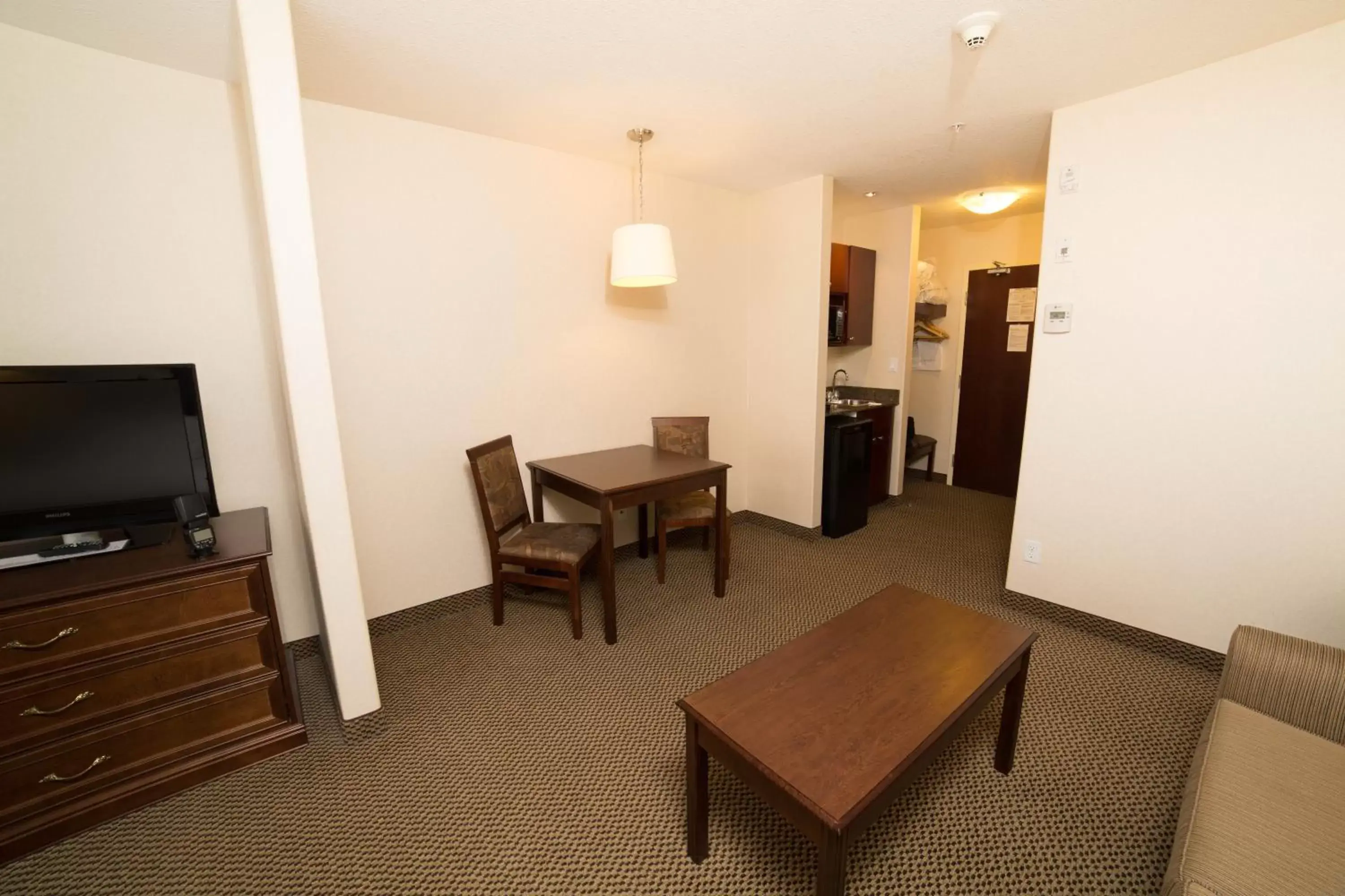 Bedroom, TV/Entertainment Center in Holiday Inn Express Hotel & Suites - Slave Lake, an IHG Hotel