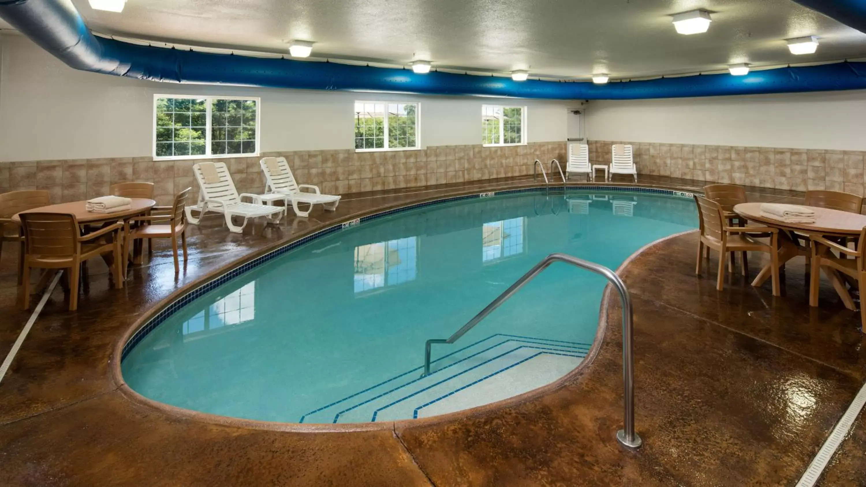 Swimming pool, Pool View in Irish Cottage Inn & Suites
