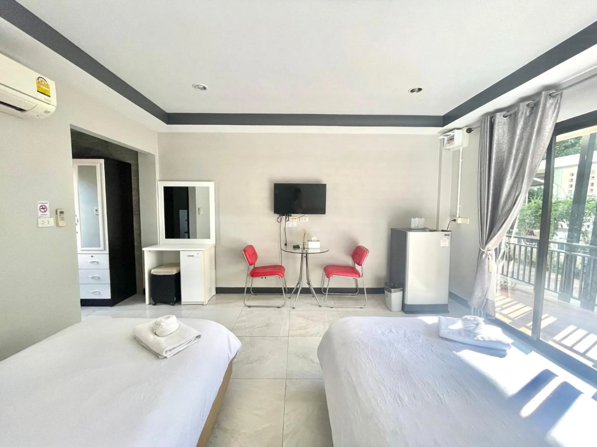 Photo of the whole room, Bed in Smaids Room