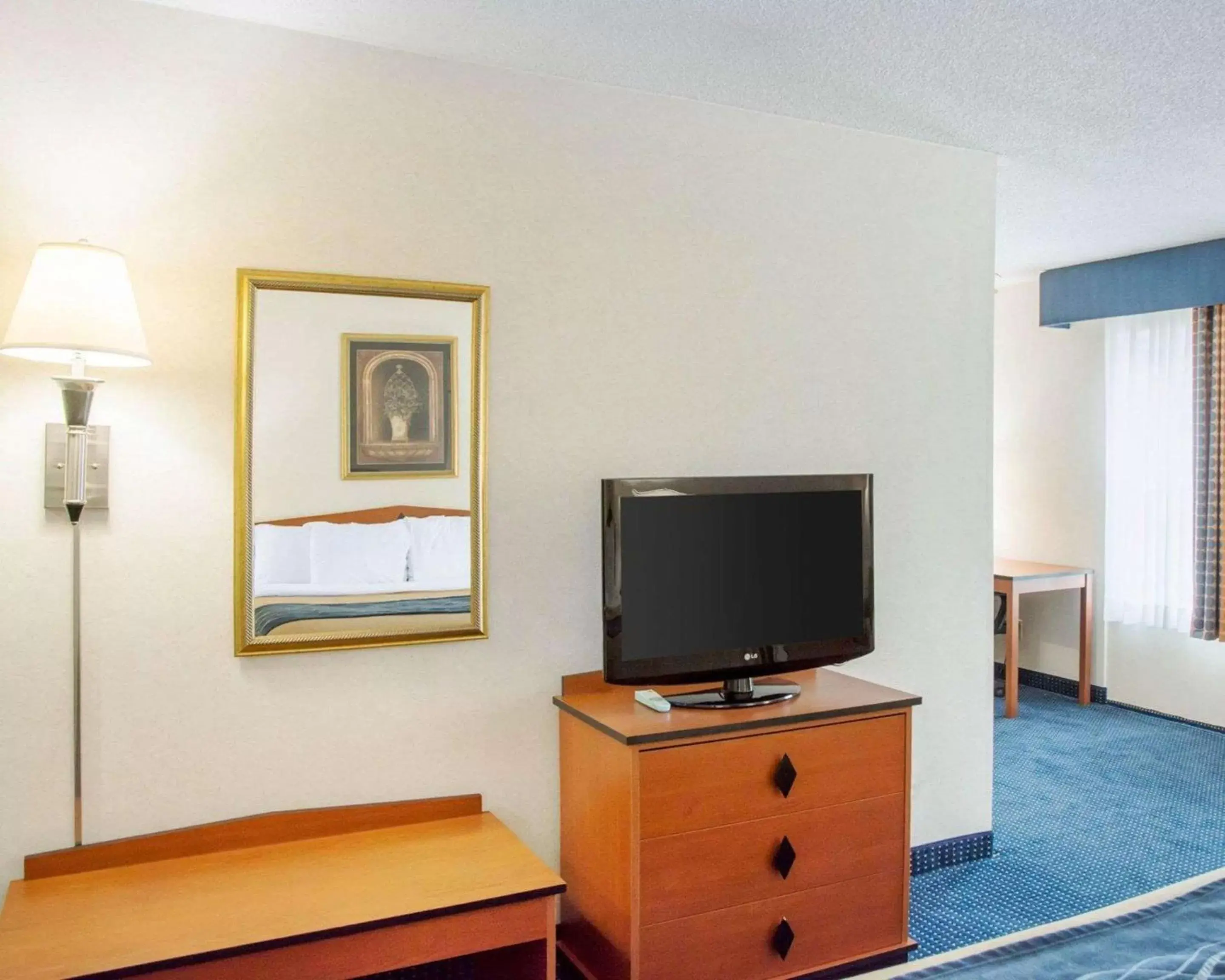 Photo of the whole room, TV/Entertainment Center in Comfort Inn Piketon