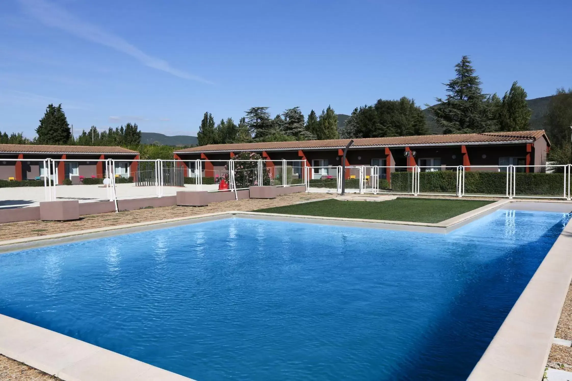 Swimming Pool in ibis Montélimar Nord