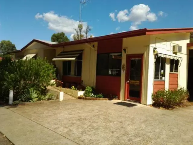 Facade/entrance, Property Building in Wagon Wheel Motel & Units