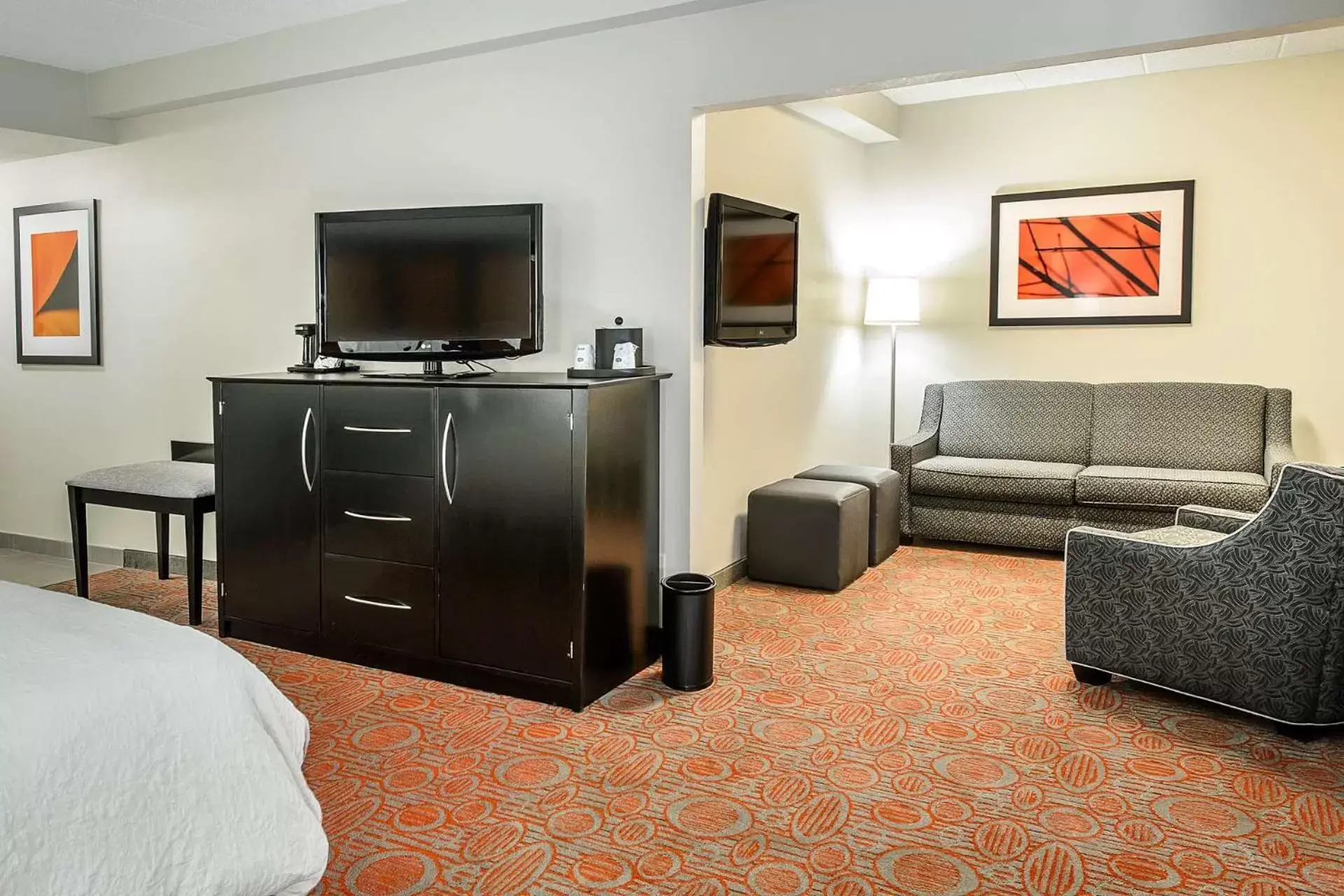 Bed, Seating Area in Hampton Inn Stafford / Quantico-Aquia