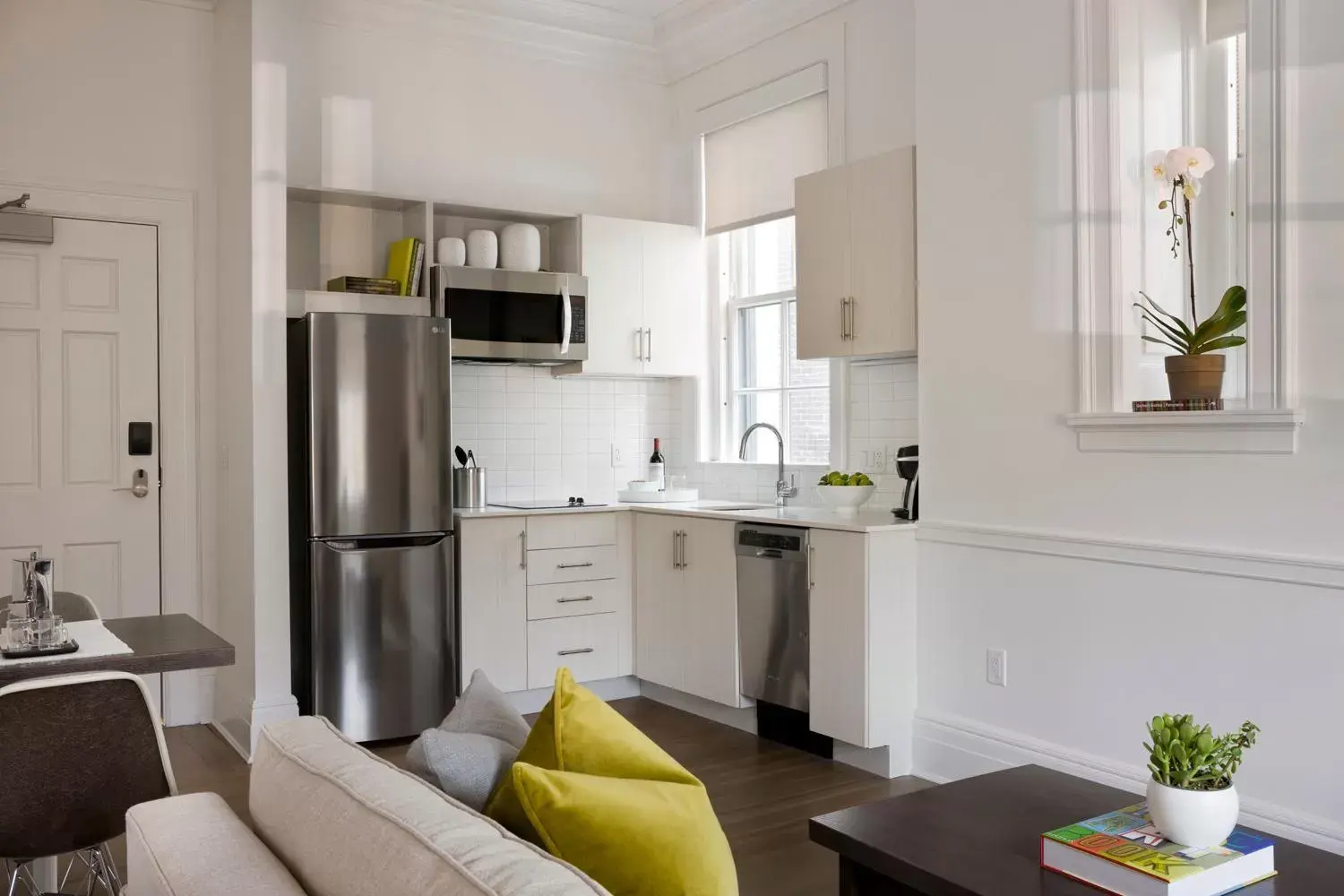 Kitchen or kitchenette, Kitchen/Kitchenette in Placemakr Dupont Circle