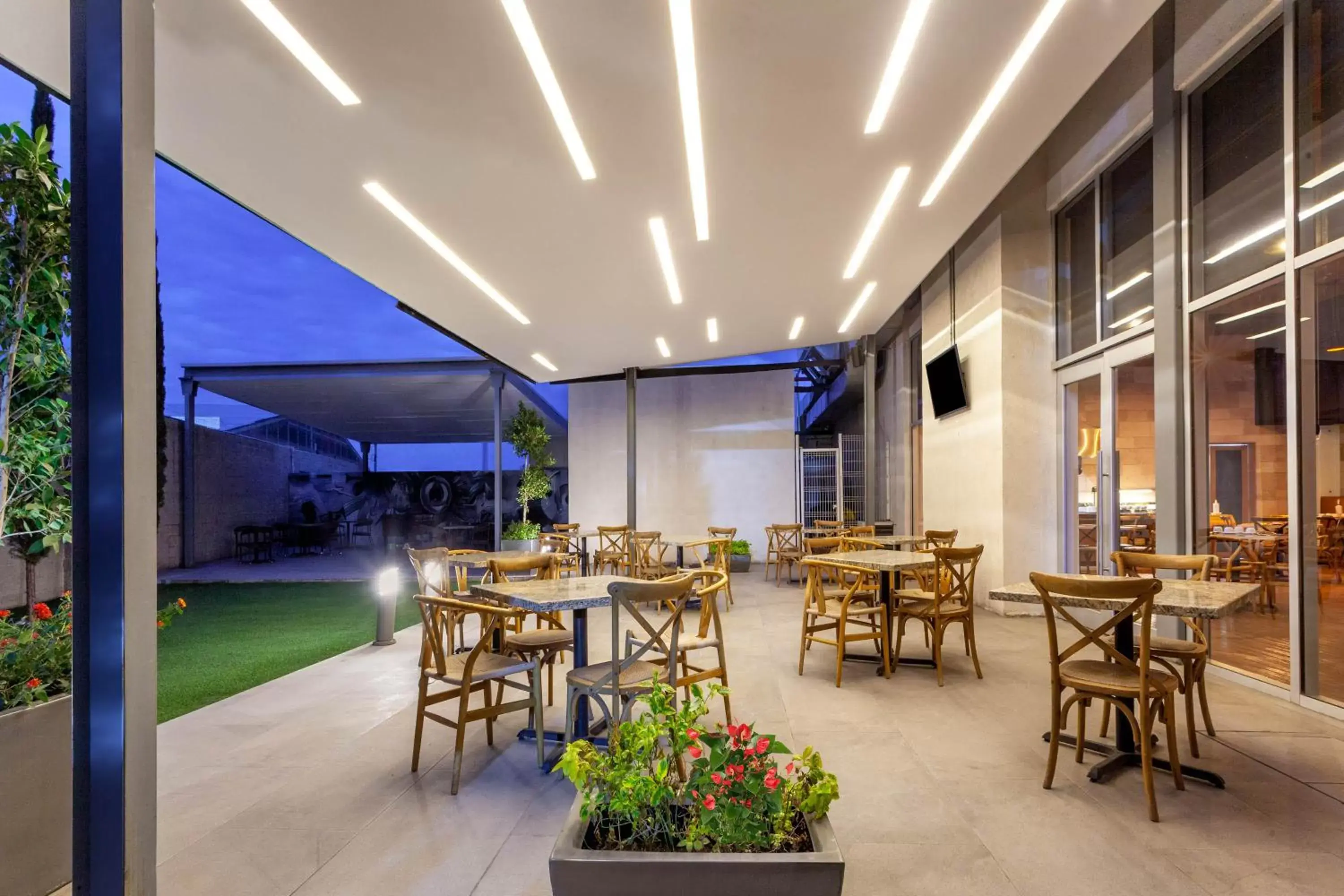Patio, Restaurant/Places to Eat in TRYP by Wyndham San Luis Potosi Hotel & Suites