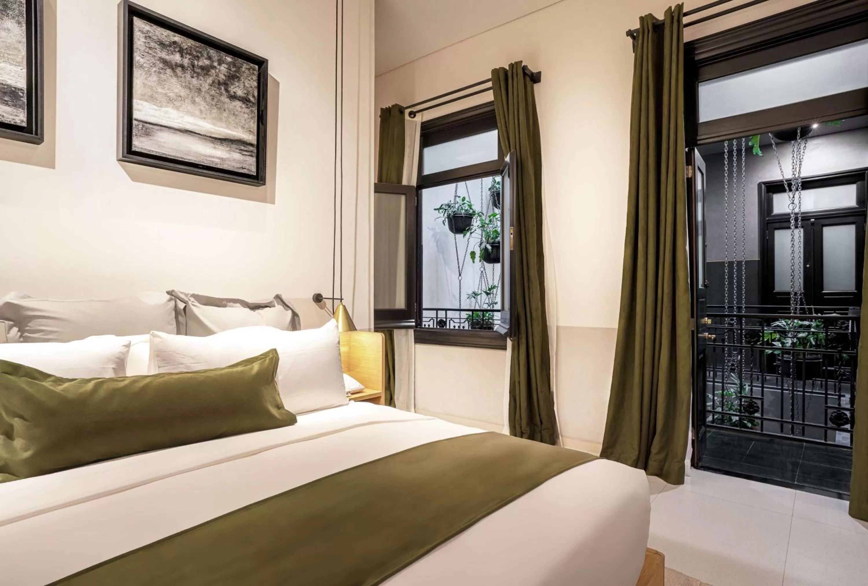 Bed in Umbral, Curio Collection By Hilton