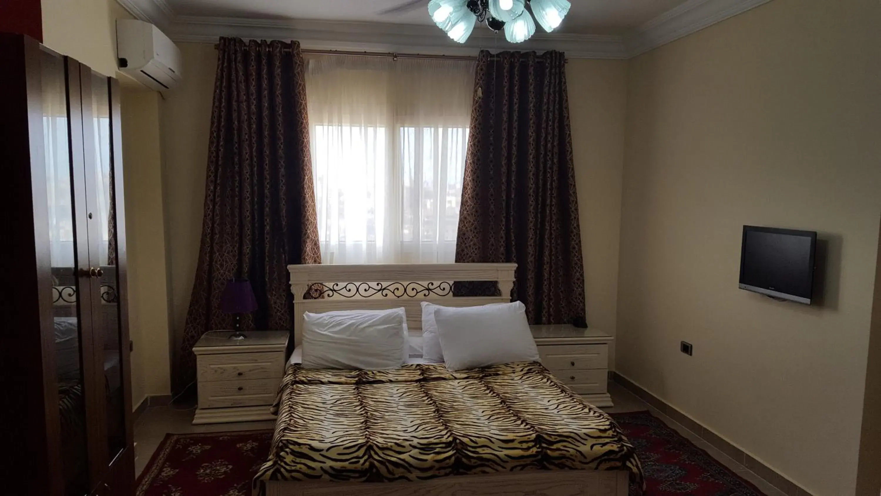 Bedroom, Bed in Alexander The Great Hotel