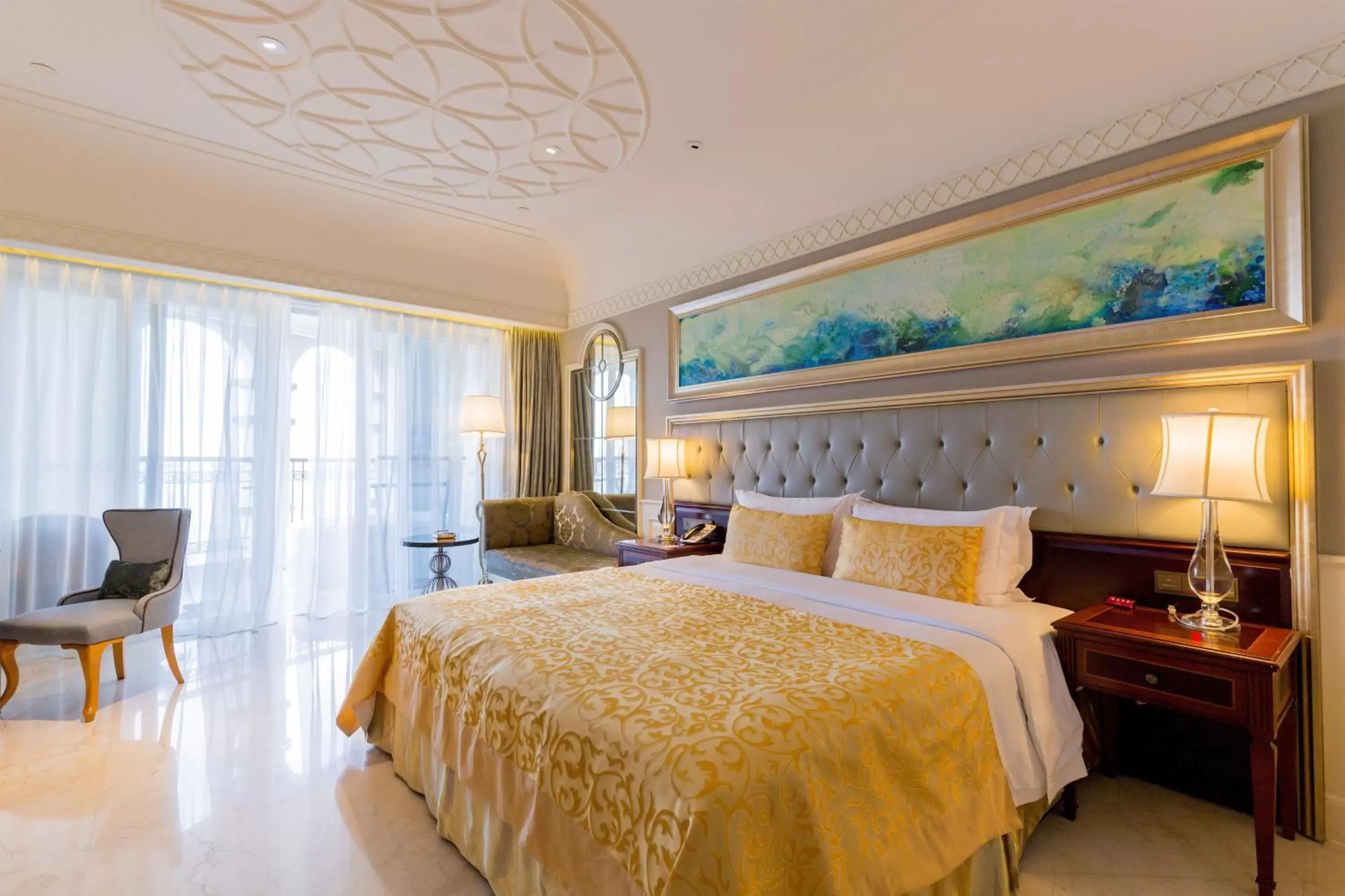 Photo of the whole room, Bed in Crowne Plaza Resort Sanya Bay, an IHG Hotel