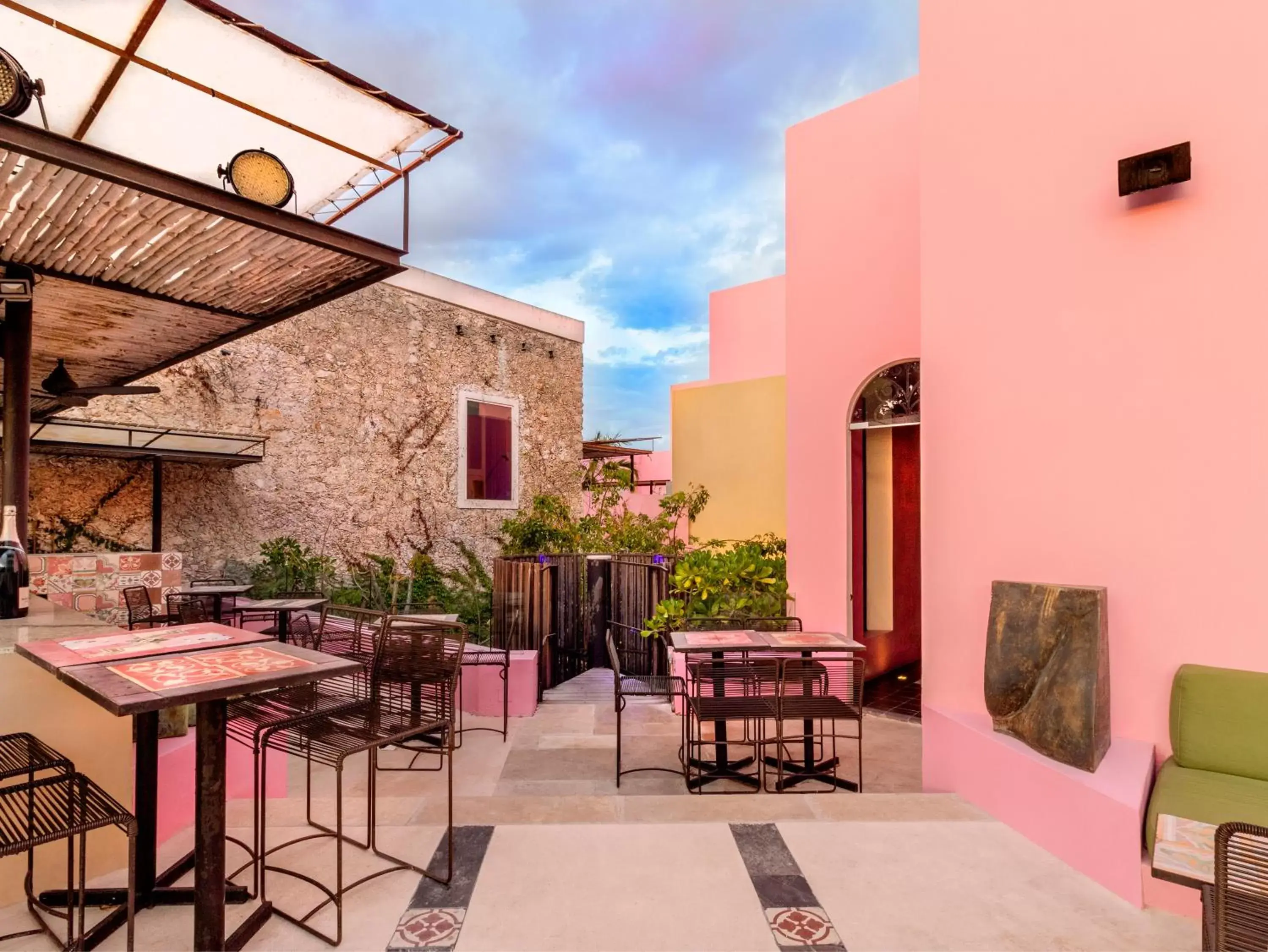 Lounge or bar in Rosas & Xocolate Boutique Hotel and Spa Merida, a Member of Design Hotels