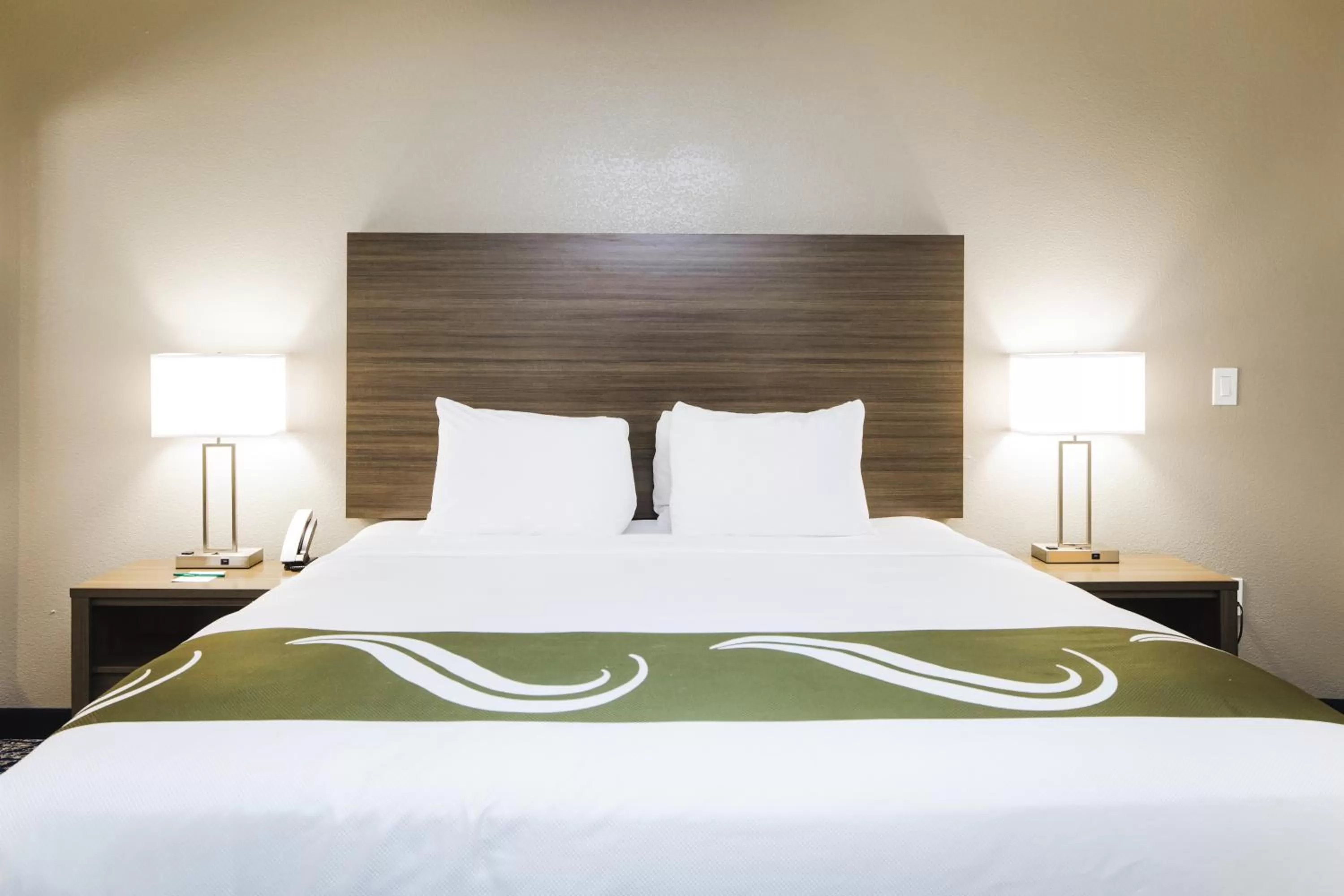 Bedroom in Quality Suites Houston Hobby Airport