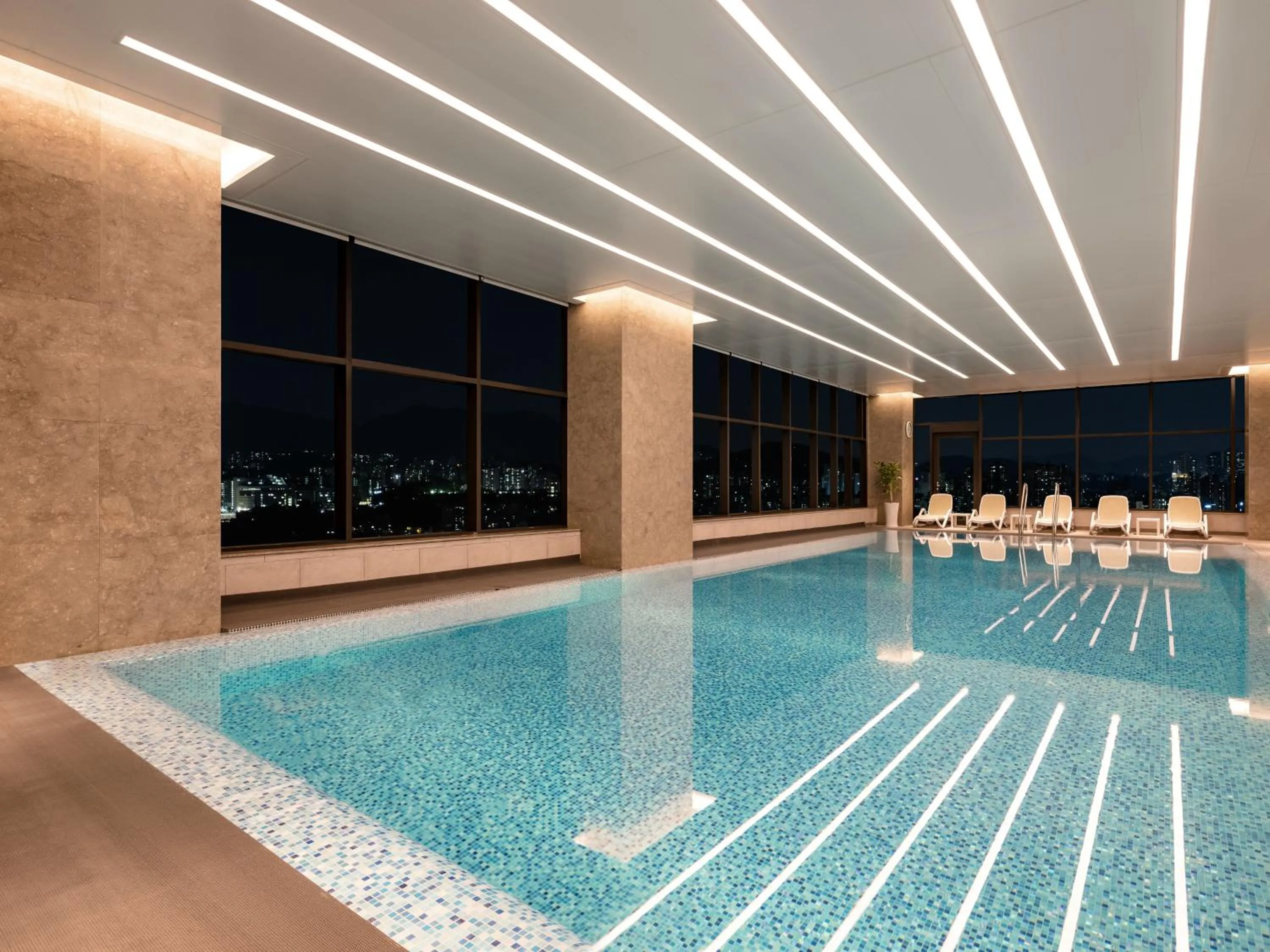 Swimming pool in Novotel Suites Ambassador Seoul Yongsan
