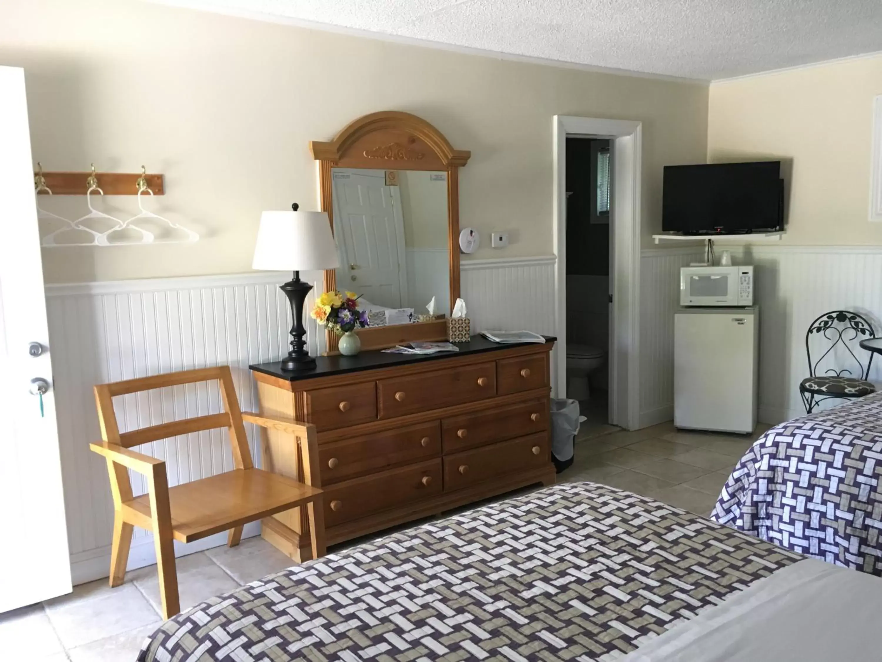 Bed, TV/Entertainment Center in Westhampton Seabreeze Motel