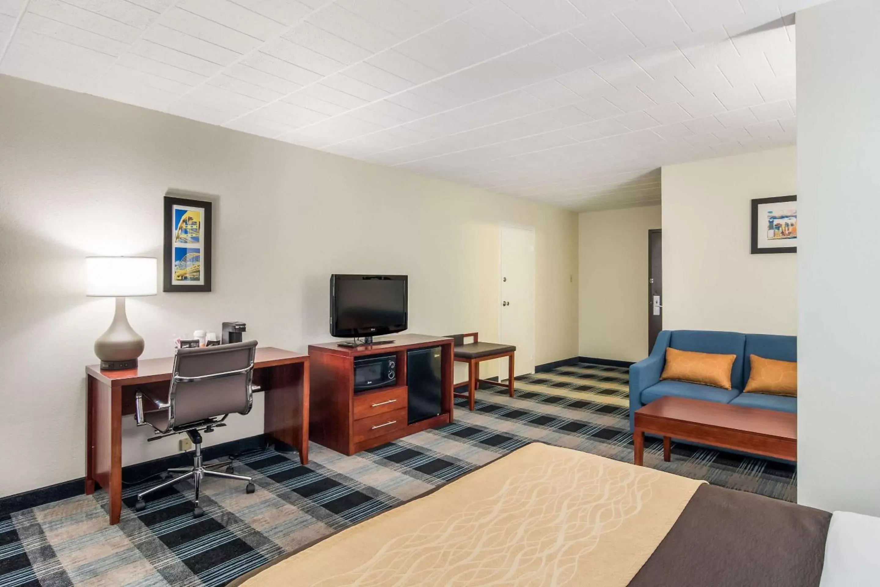 Photo of the whole room, TV/Entertainment Center in Comfort Inn and Suites Pittsburgh