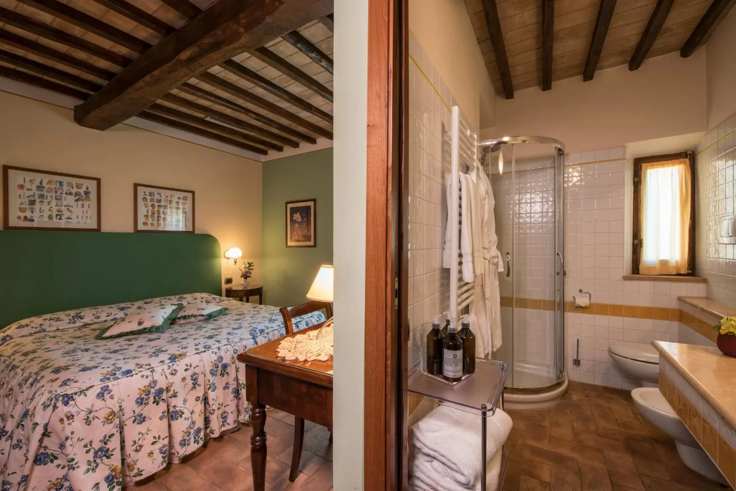 Bed in Relais Osteria Dell'Orcia