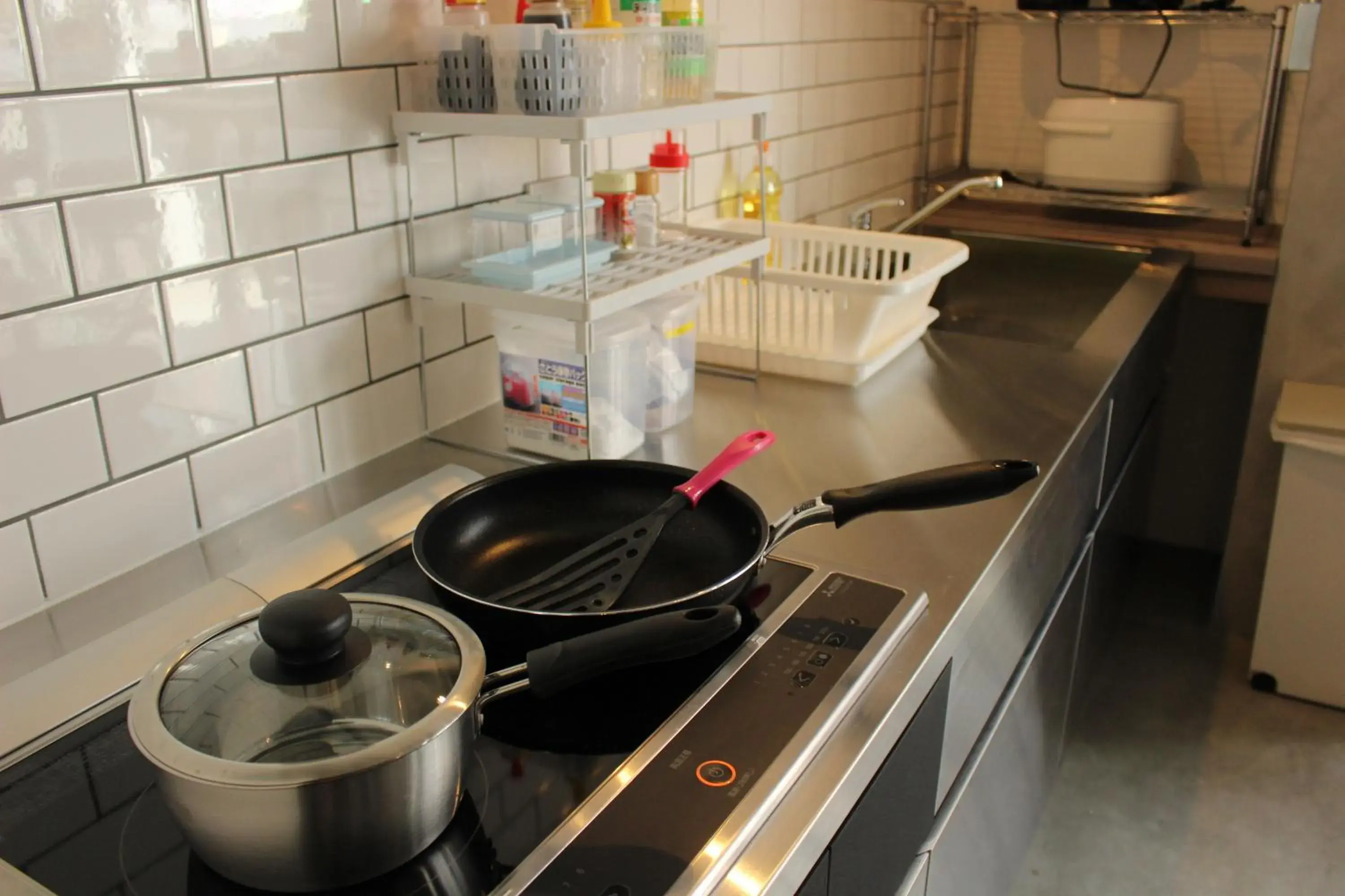 Communal kitchen, Kitchen/Kitchenette in Hotel Sunplaza 2